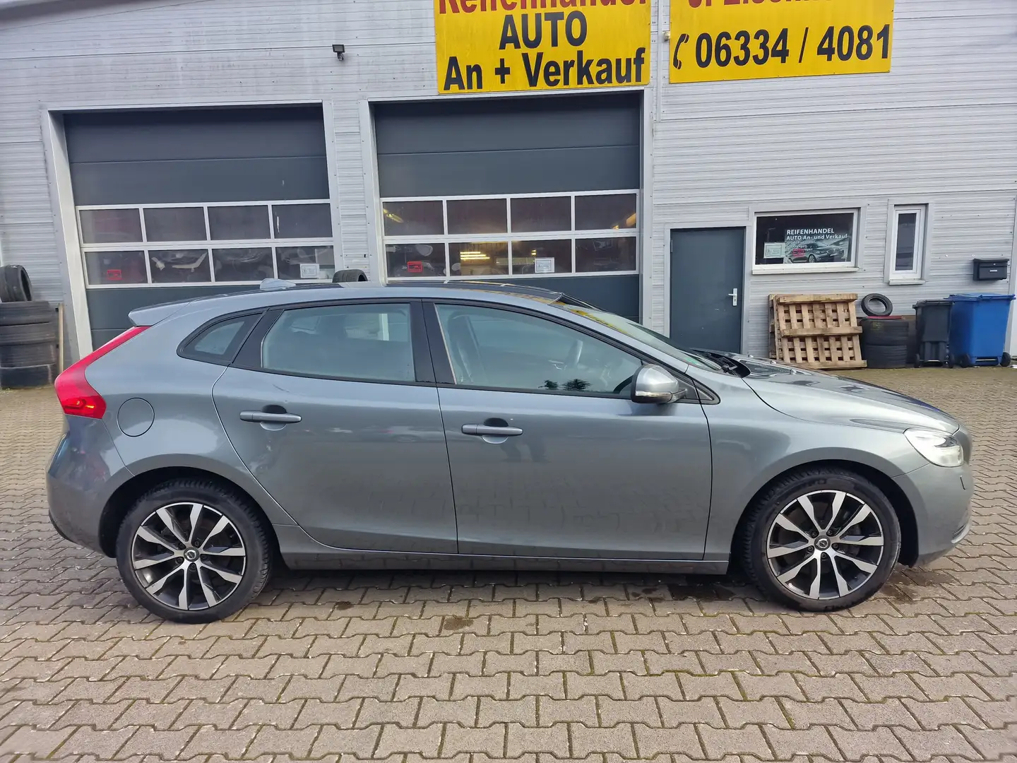 Volvo V40 Momentum/NAVI-PDC-KAMERA-17"ALU-SHZG Grau - 2