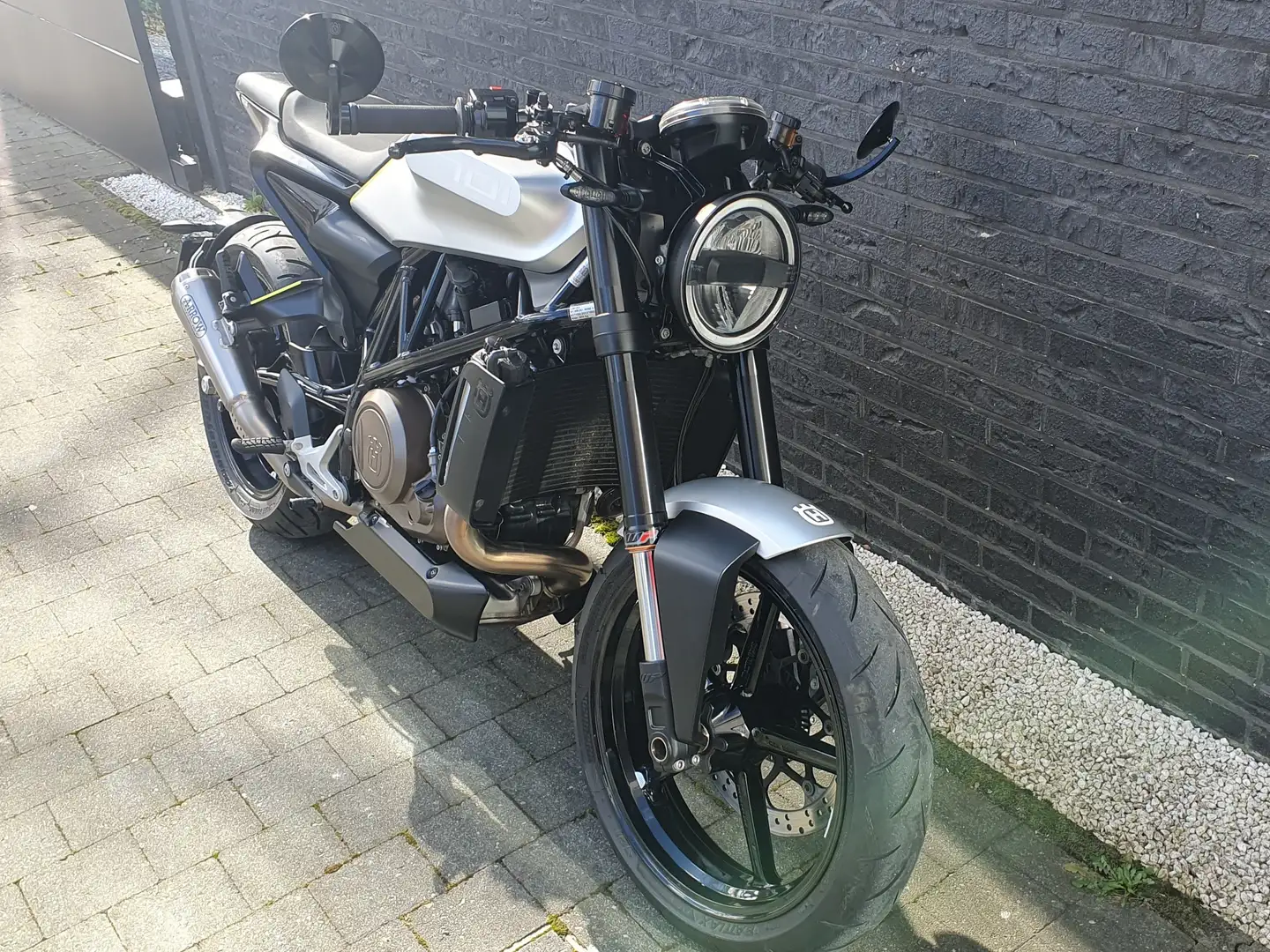 Husqvarna Vitpilen 701; HQV 701; B Stříbrná - 2