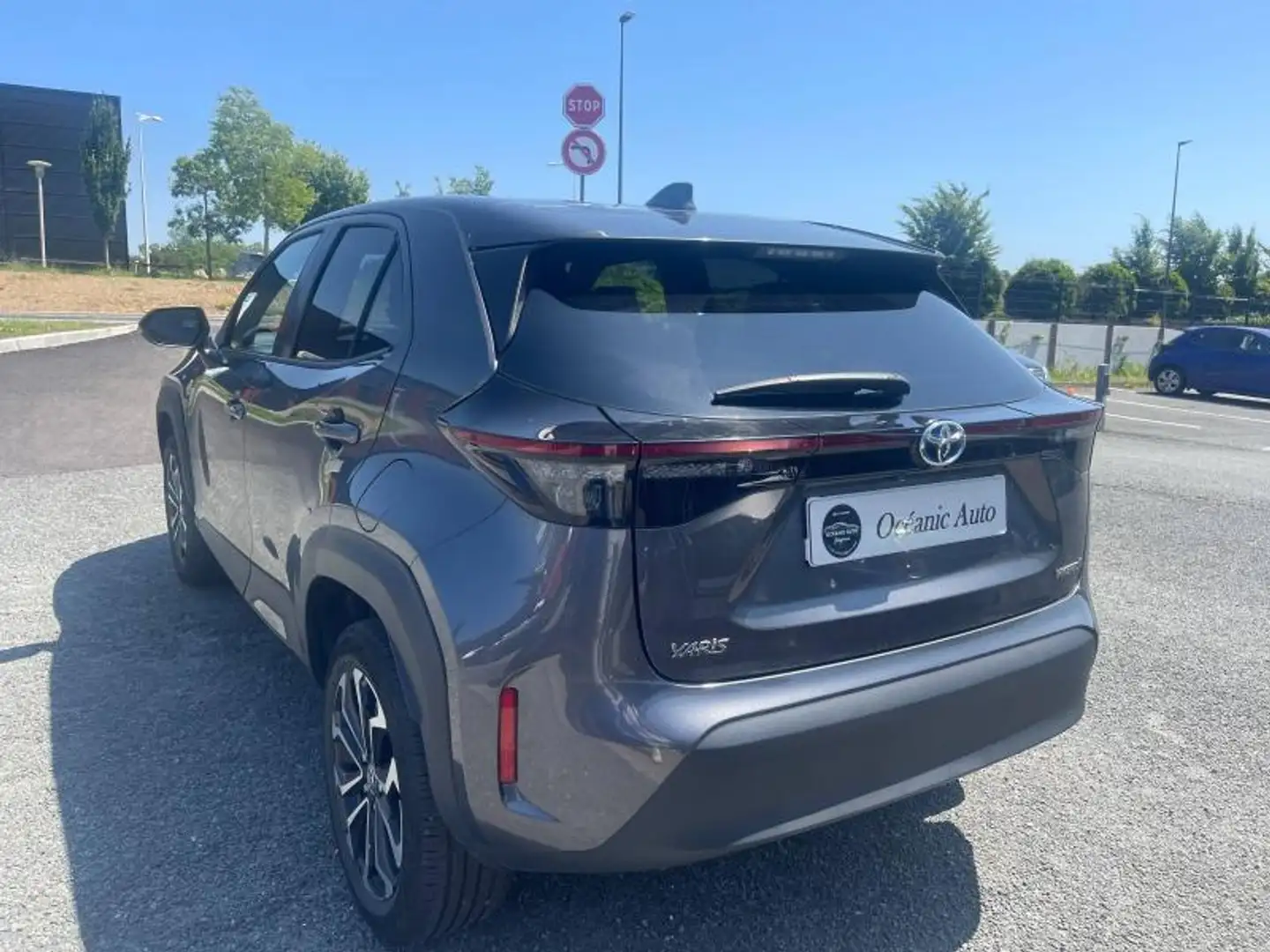 Toyota Yaris Cross 116h Design MY22 Gris - 2