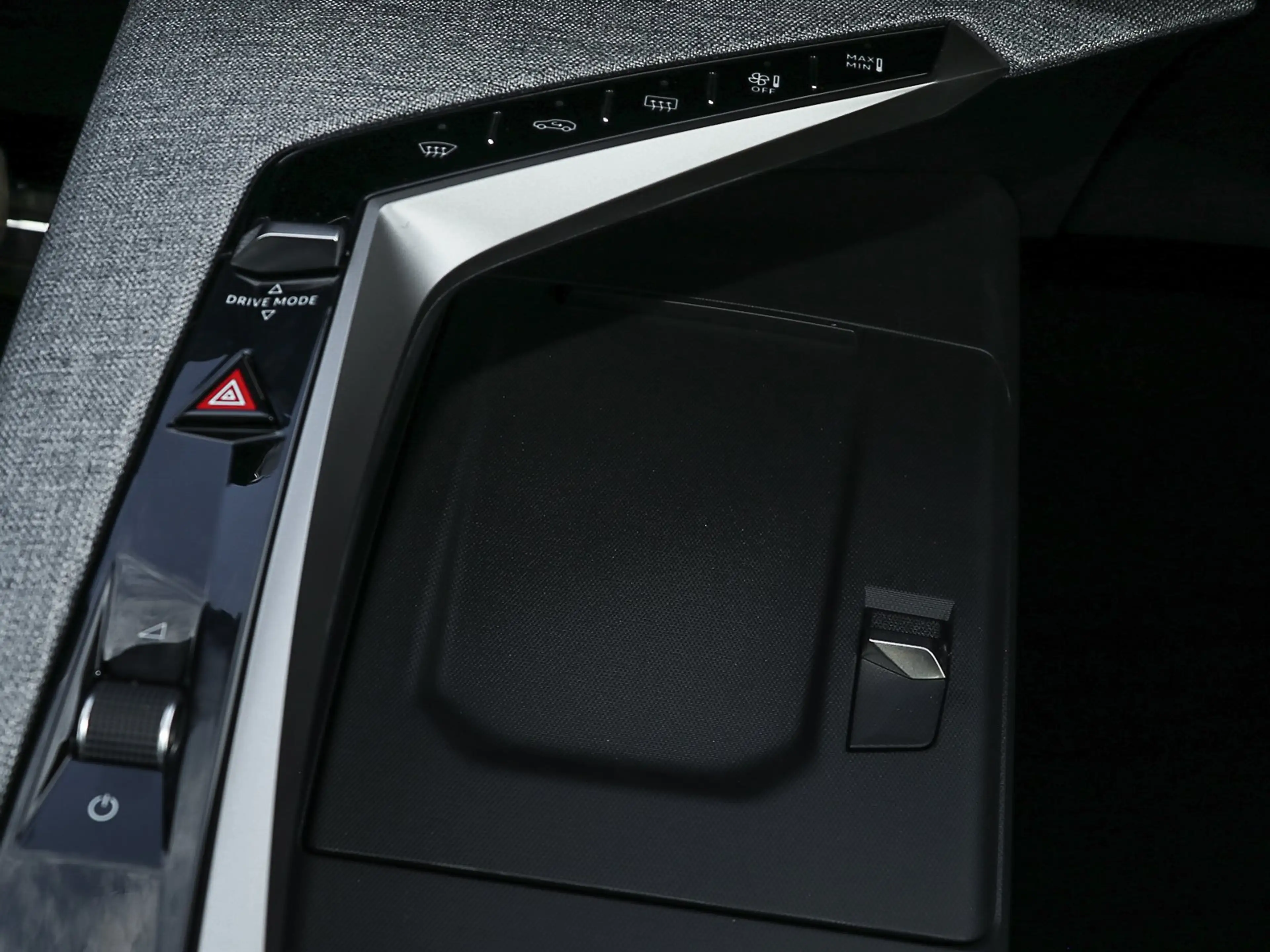 Peugeot 5008 GT Elektro LR ACC/AHK/Kam./KeyLess/LED/Navi — photo 14