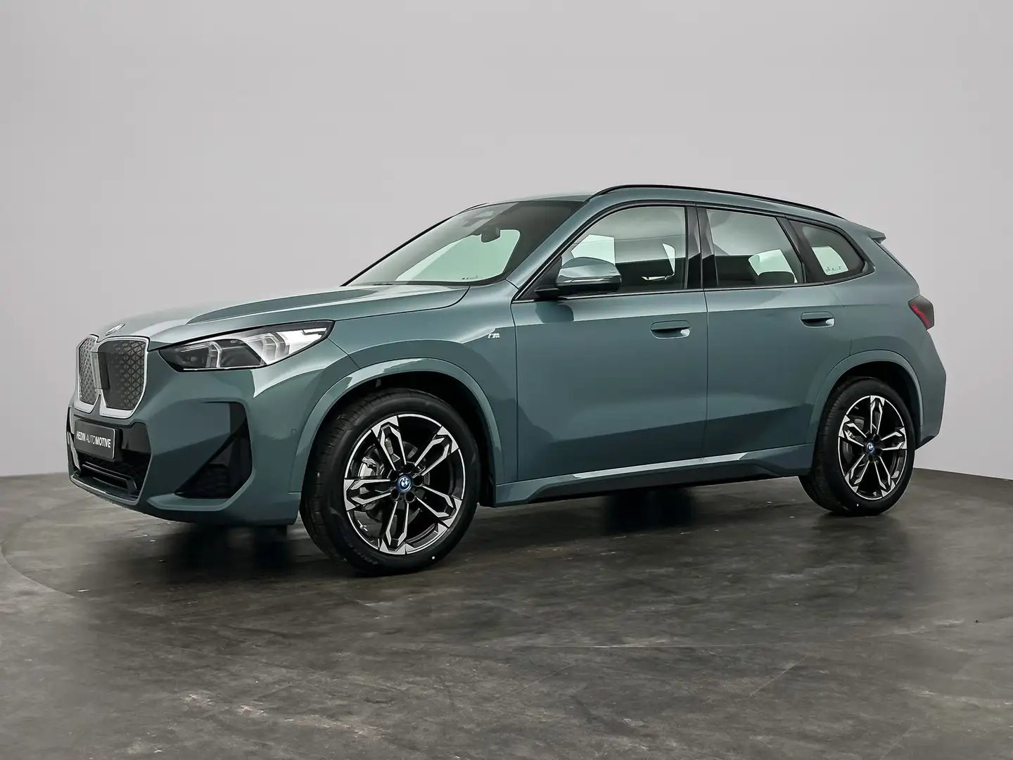 BMW iX1 eDrive20 M Sportpakket | Premium Pack | Trekhaak | Zelená - 1