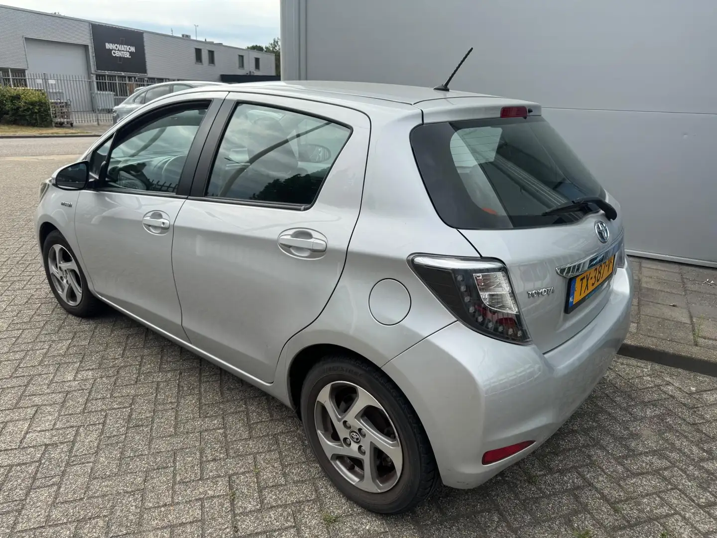 Toyota Yaris 1.5 Full Hybrid Comfort Camera,Navigatie,LED Gris - 2