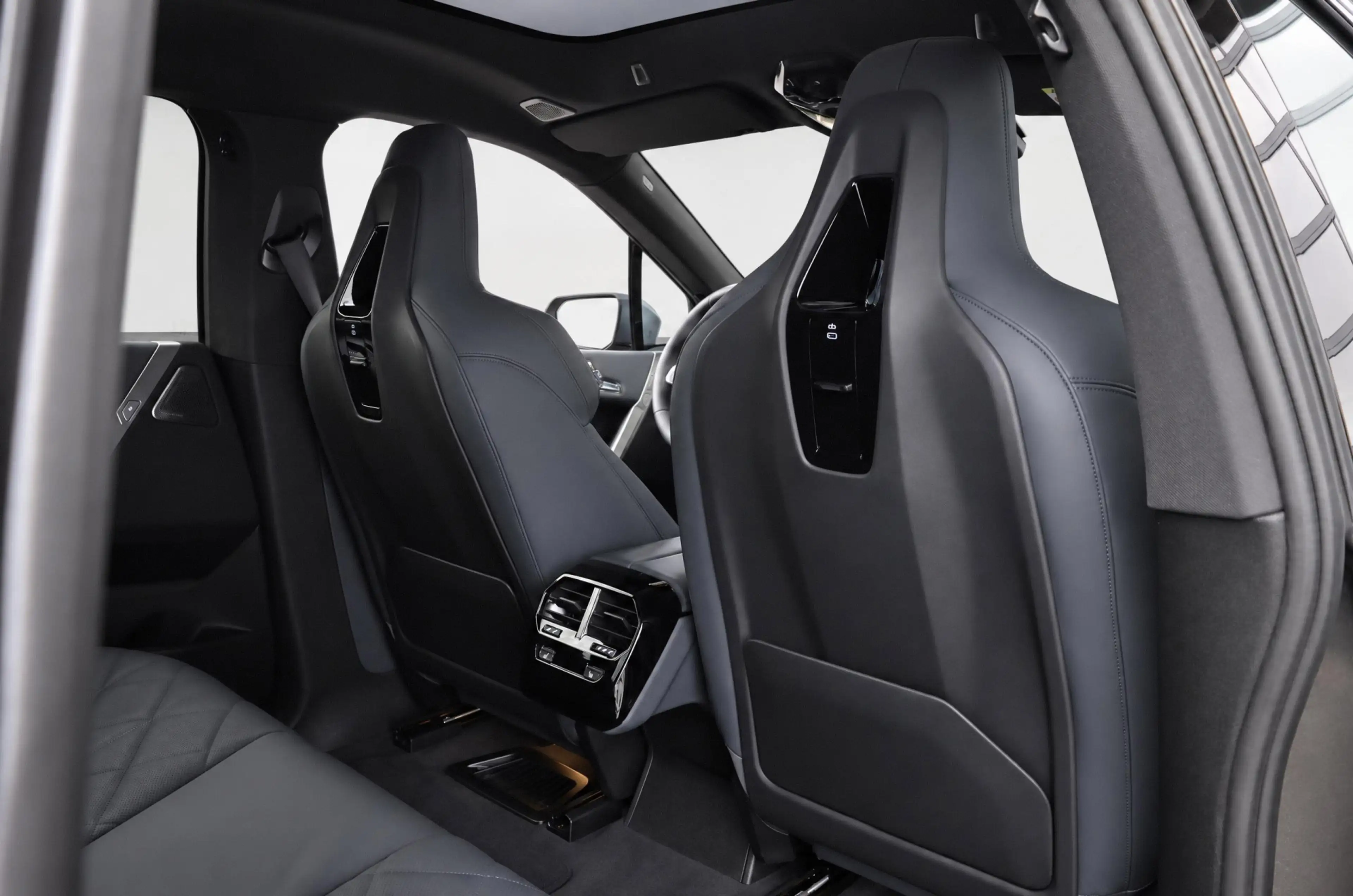 BMW iX xDrive60 M Sport / Panoramadak Sky Lounge / Trekha — photo 11