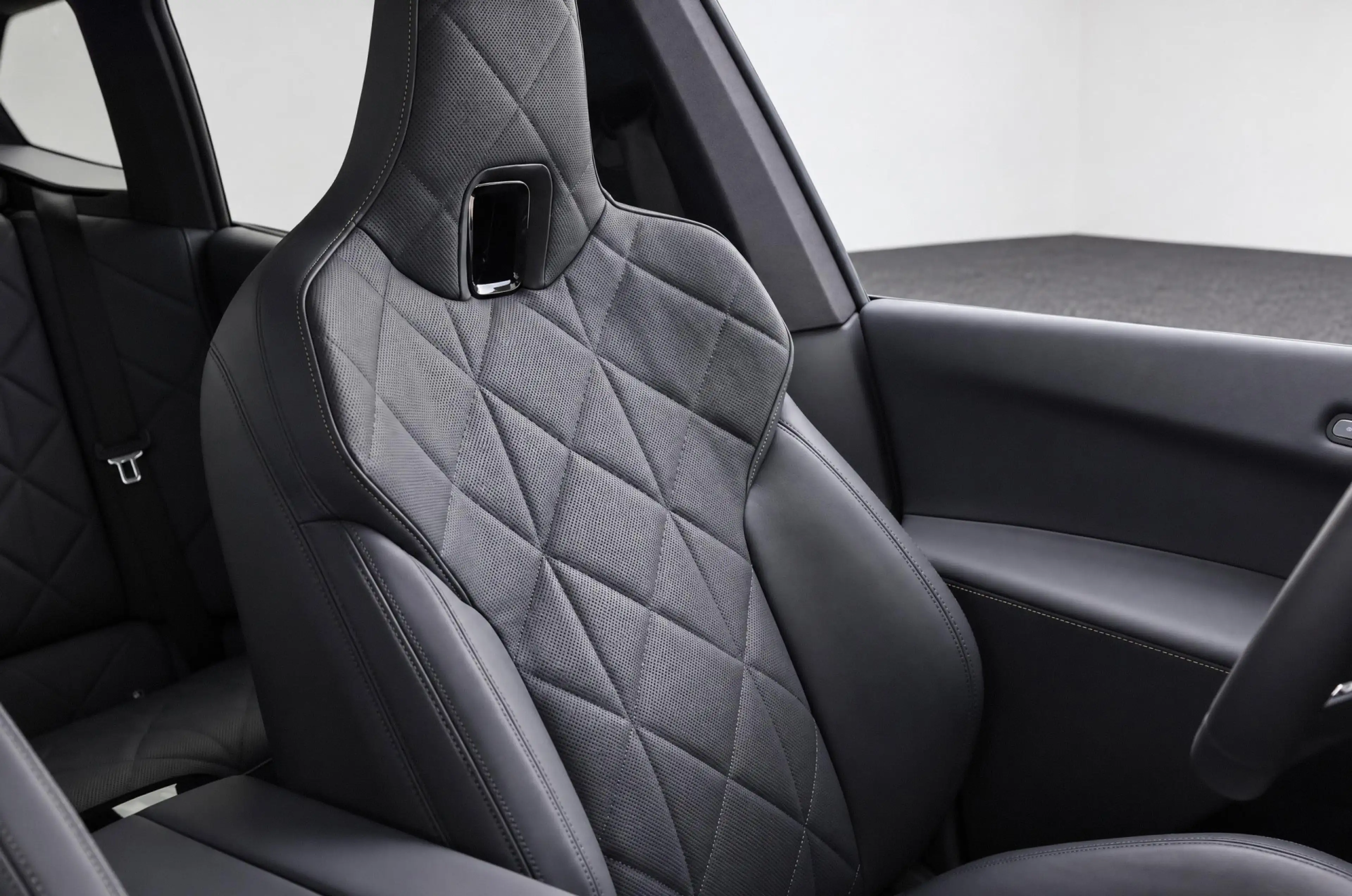 BMW iX xDrive60 M Sport / Panoramadak Sky Lounge / Trekha — photo 13