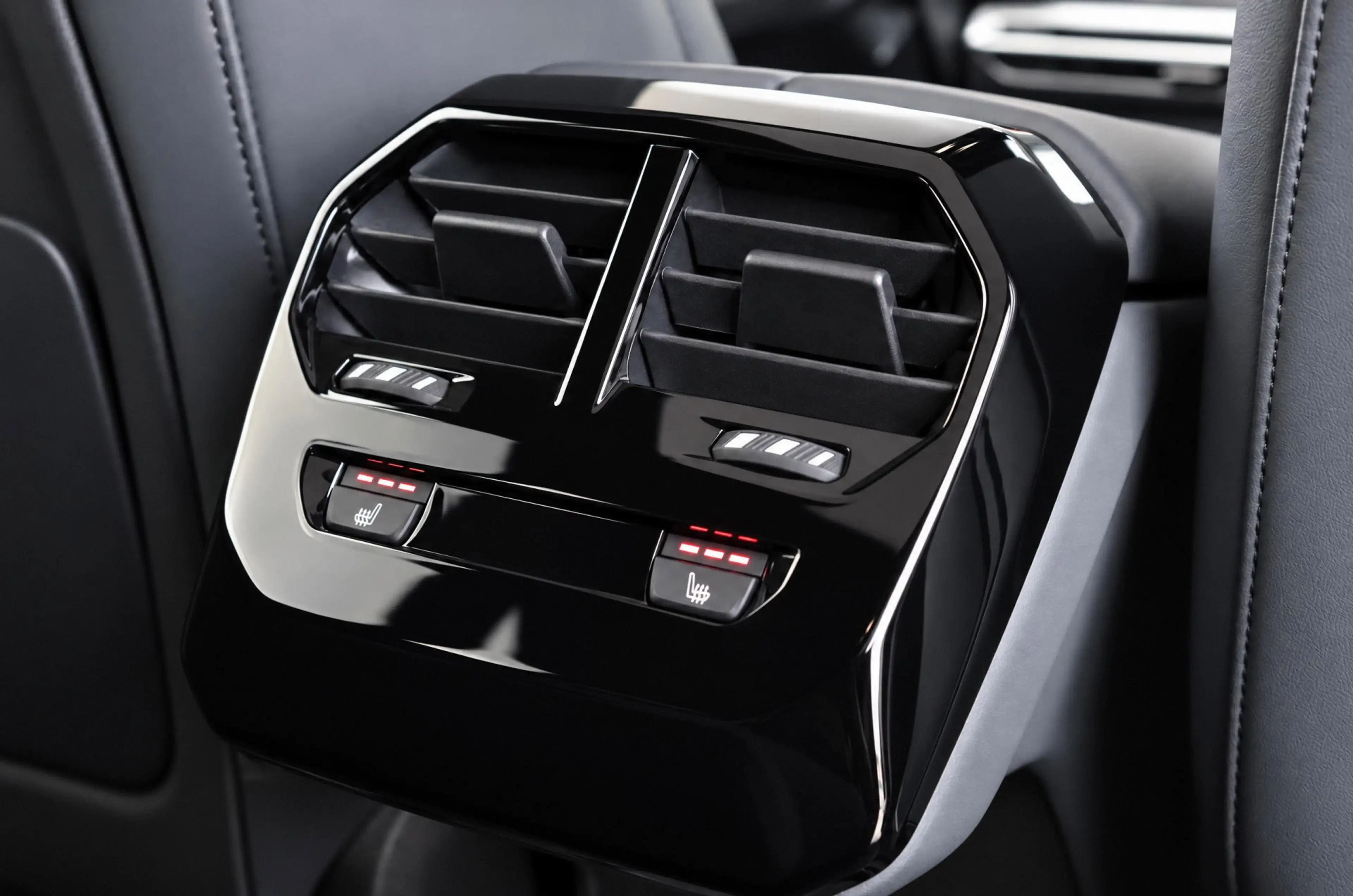 BMW iX xDrive60 M Sport / Panoramadak Sky Lounge / Trekha — photo 12