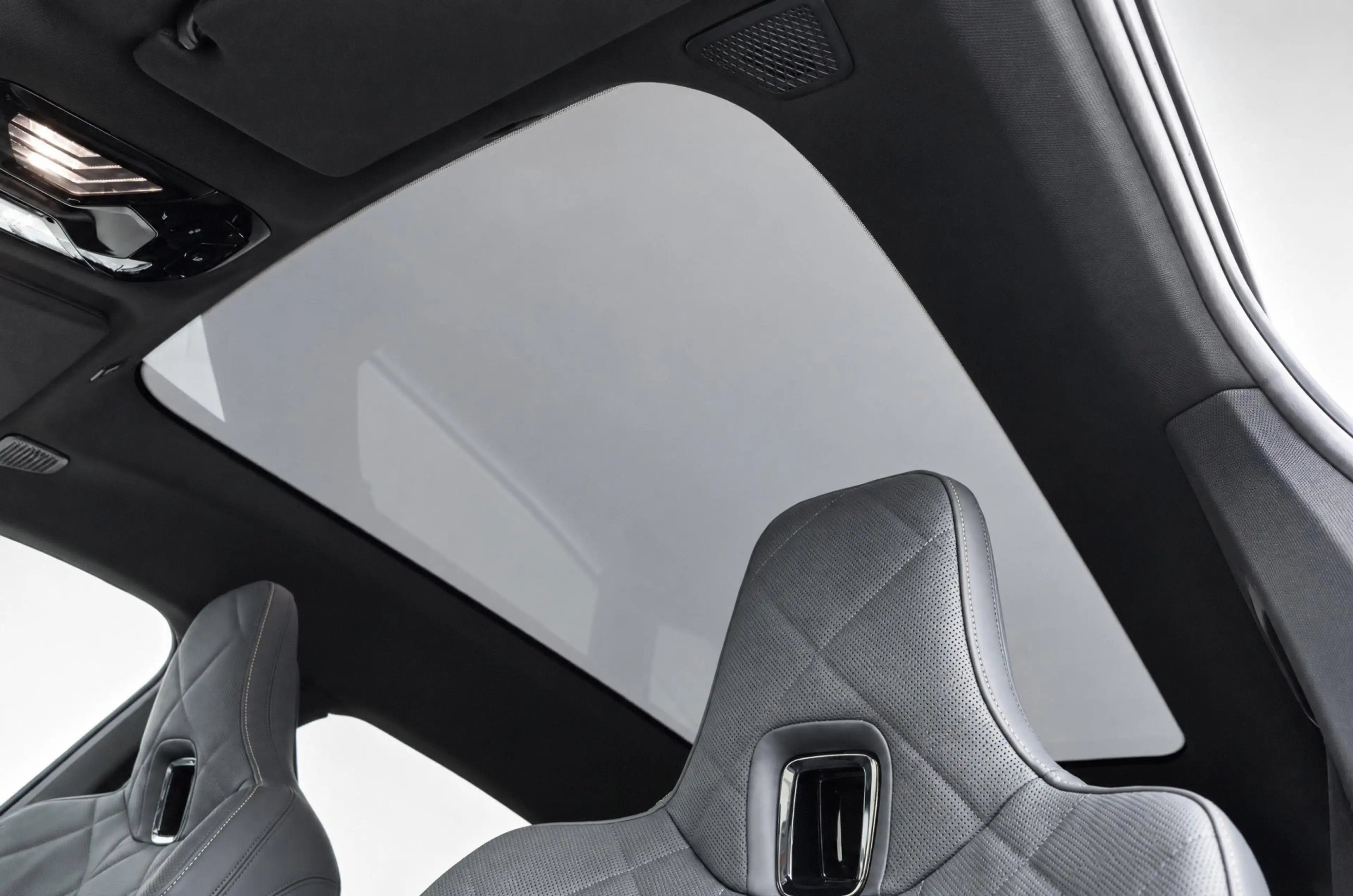 BMW iX xDrive60 M Sport / Panoramadak Sky Lounge / Trekha — photo 14