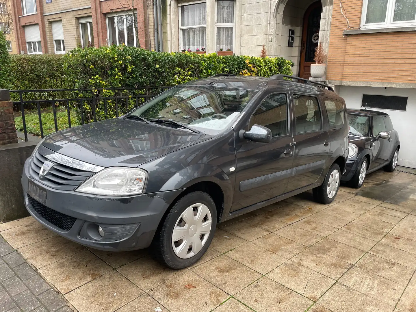 Dacia Logan Logan MCV 1.6i Laureate 5pl. Zwart - 1
