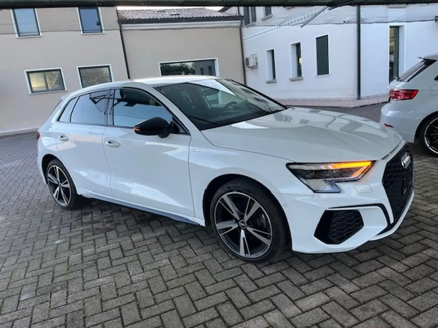 Audi A3 A 3 40 TFSI E  DSG  s line VIRTUAL 150 cv MATRIX Bianco - 2