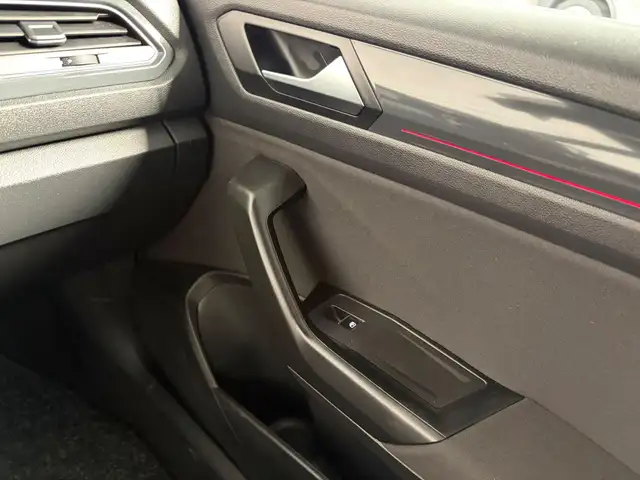 Volkswagen T-Roc view 18