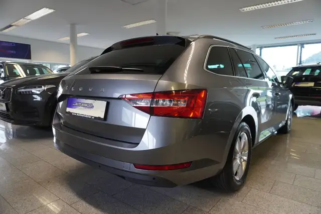 Skoda Superb view 5