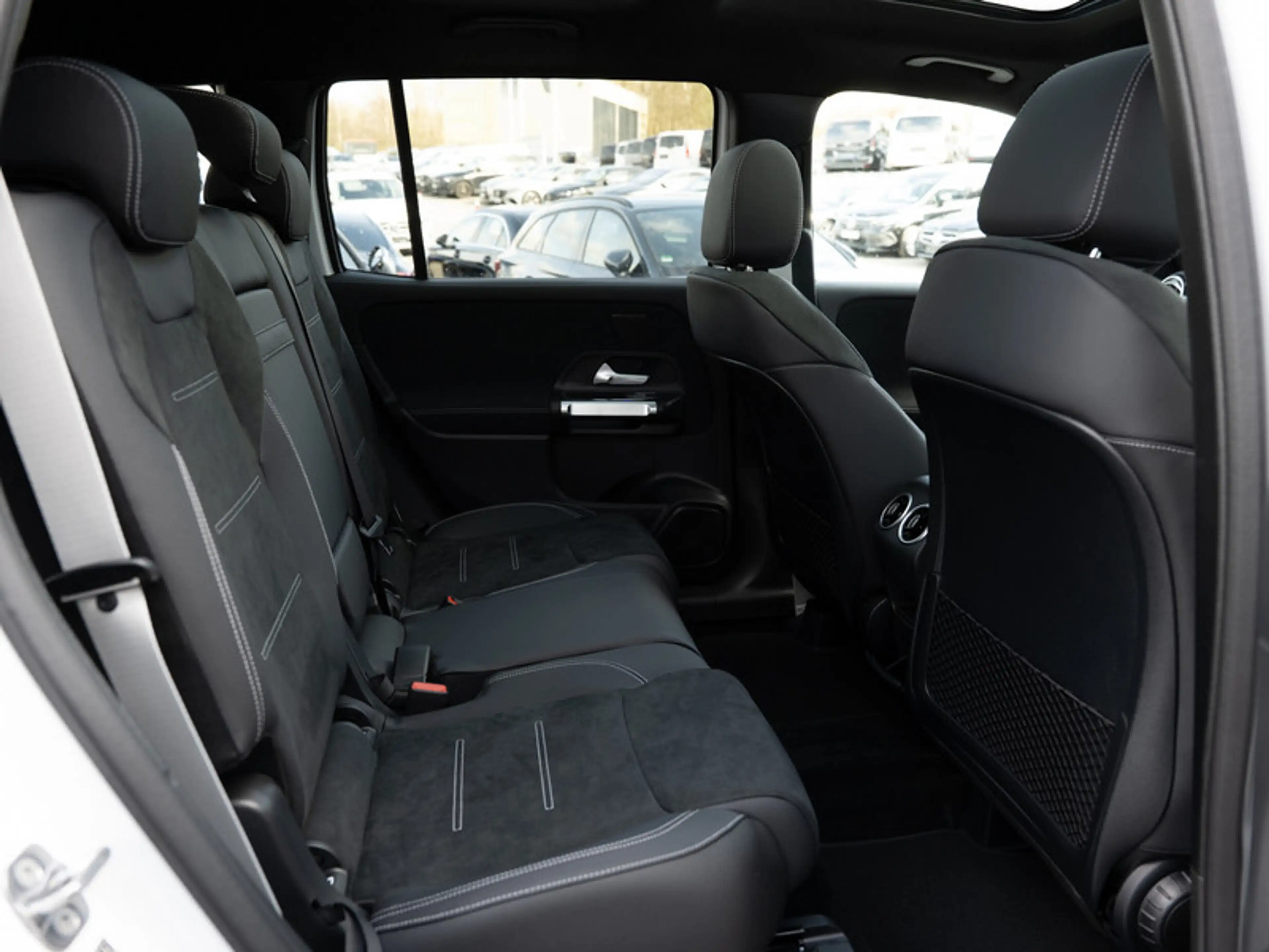 Mercedes-Benz GLB 200 AMG-Sport/MLB/Pano/Night/AHK/7Sitzer/20" — photo 5