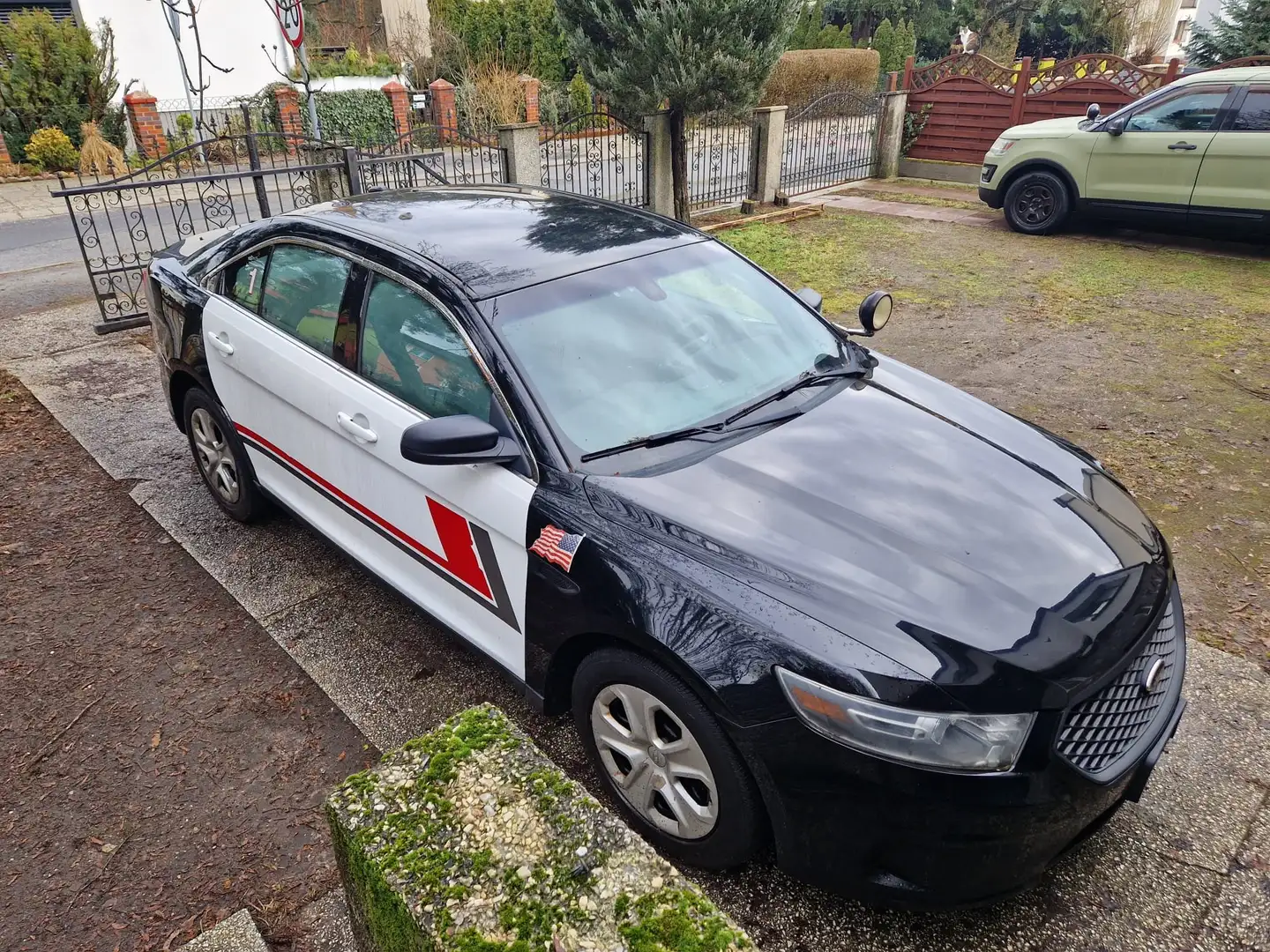 Ford Taurus Police Interceptor Negro - 2