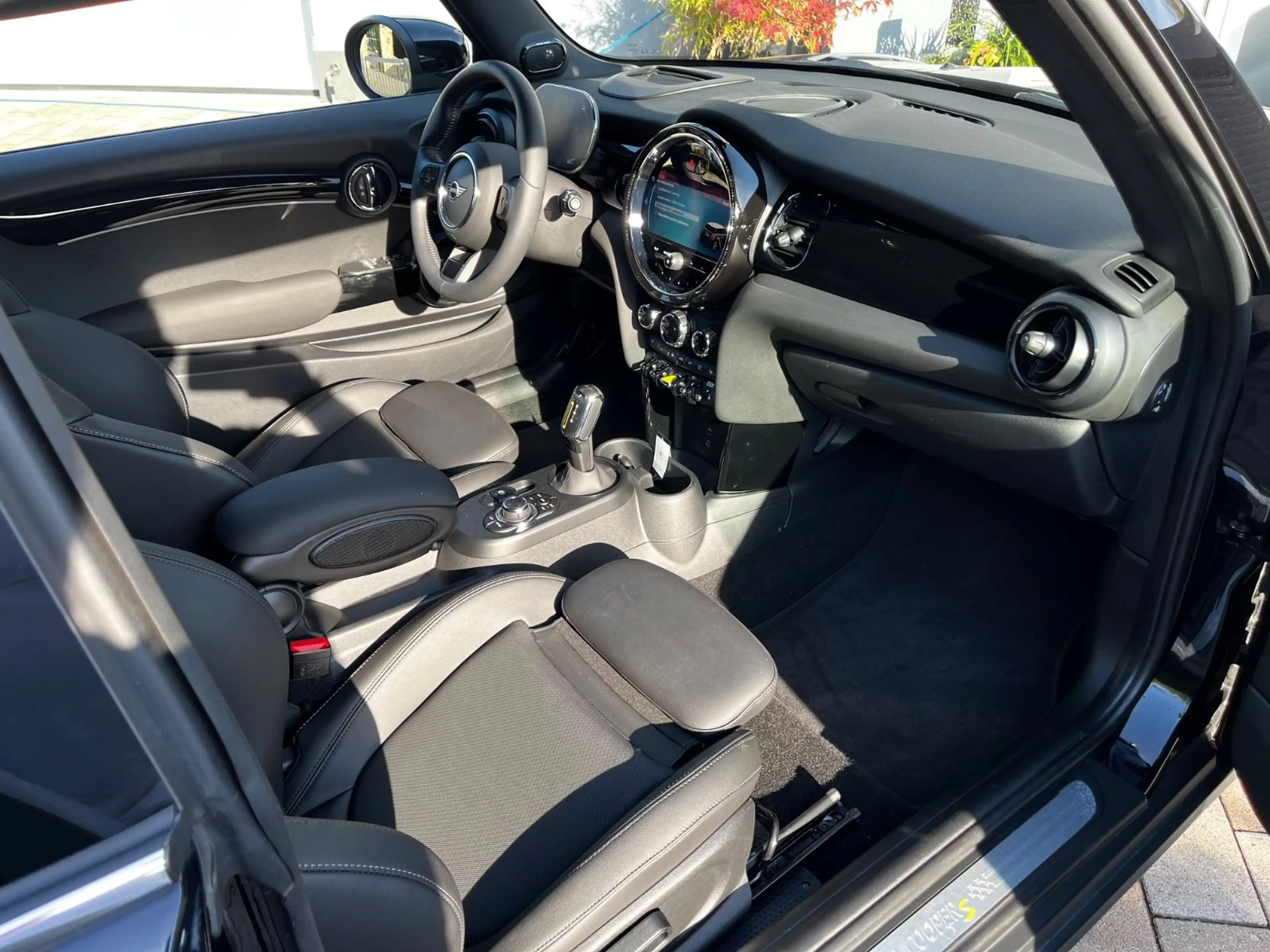 MINI Cooper SE Pano HUD H/K Navi LED Kam 17 — photo 12