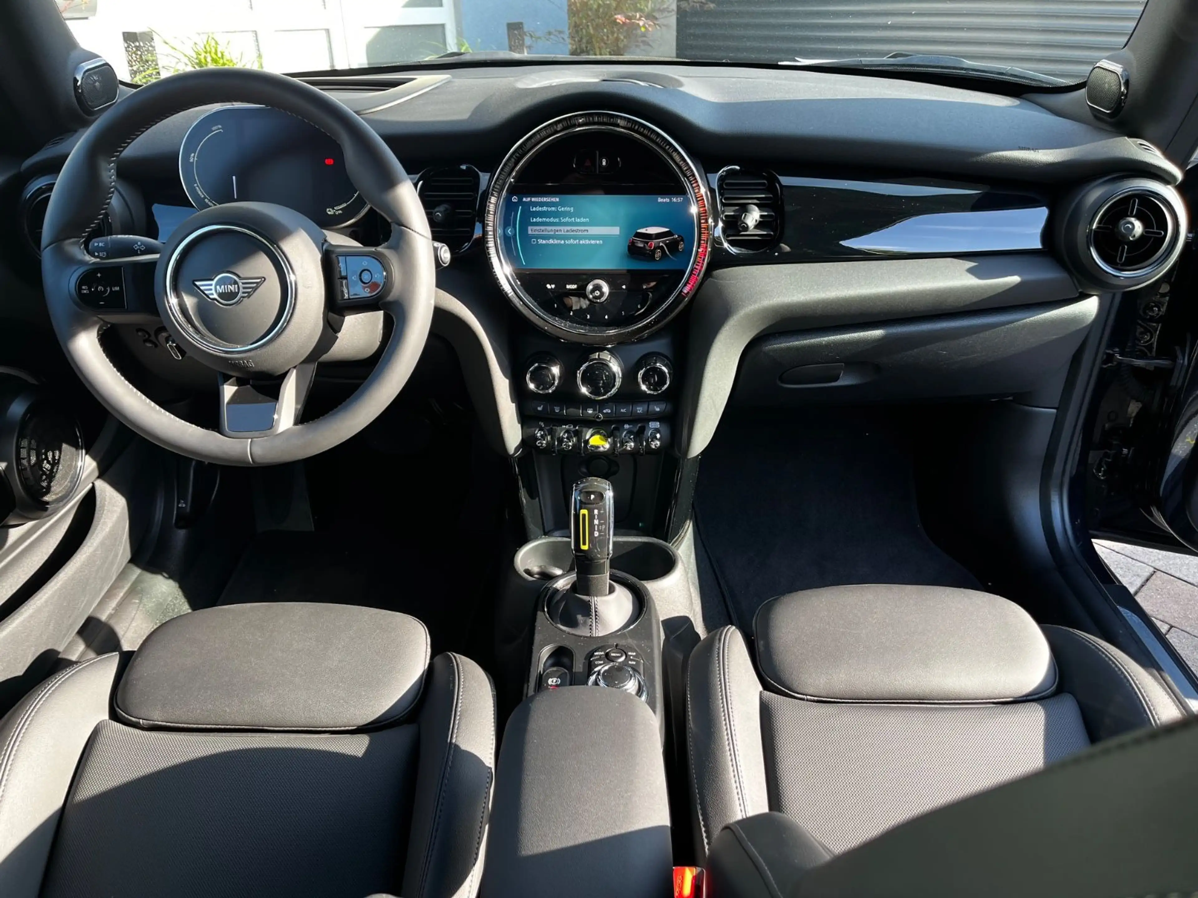 MINI Cooper SE Pano HUD H/K Navi LED Kam 17 — photo 10
