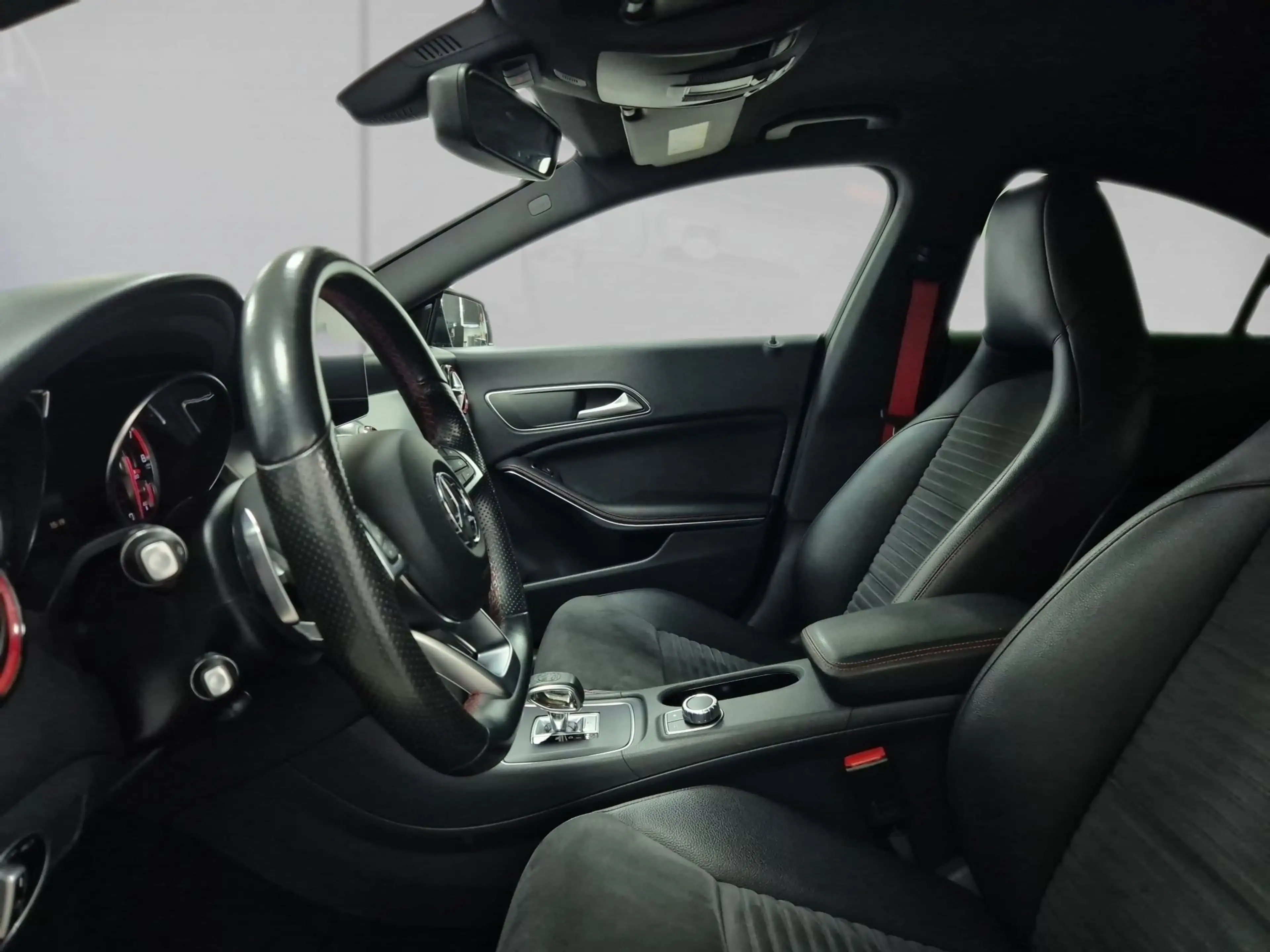 Mercedes-Benz CLA 45 AMG 4Matic — photo 11