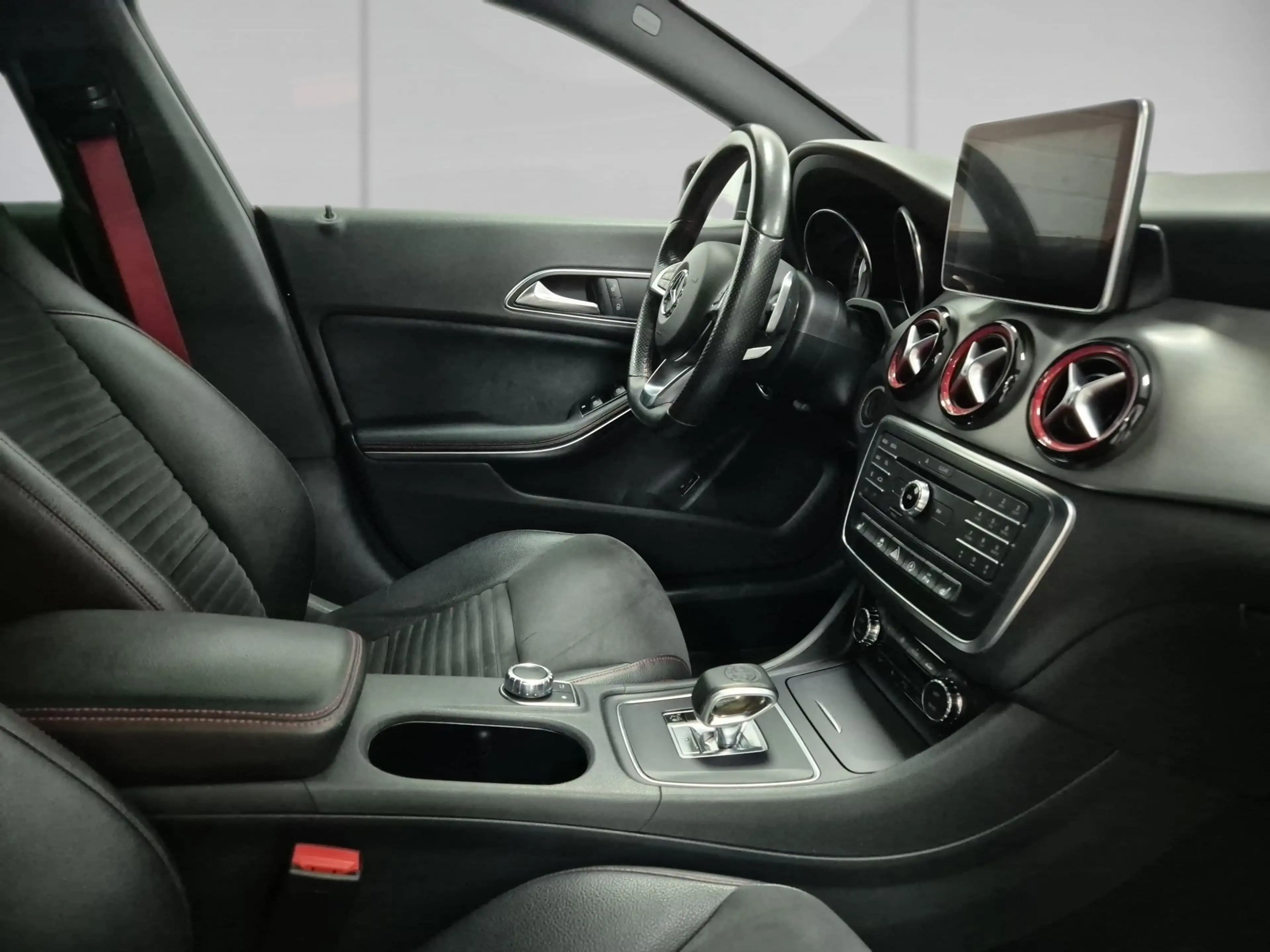Mercedes-Benz CLA 45 AMG 4Matic — photo 12