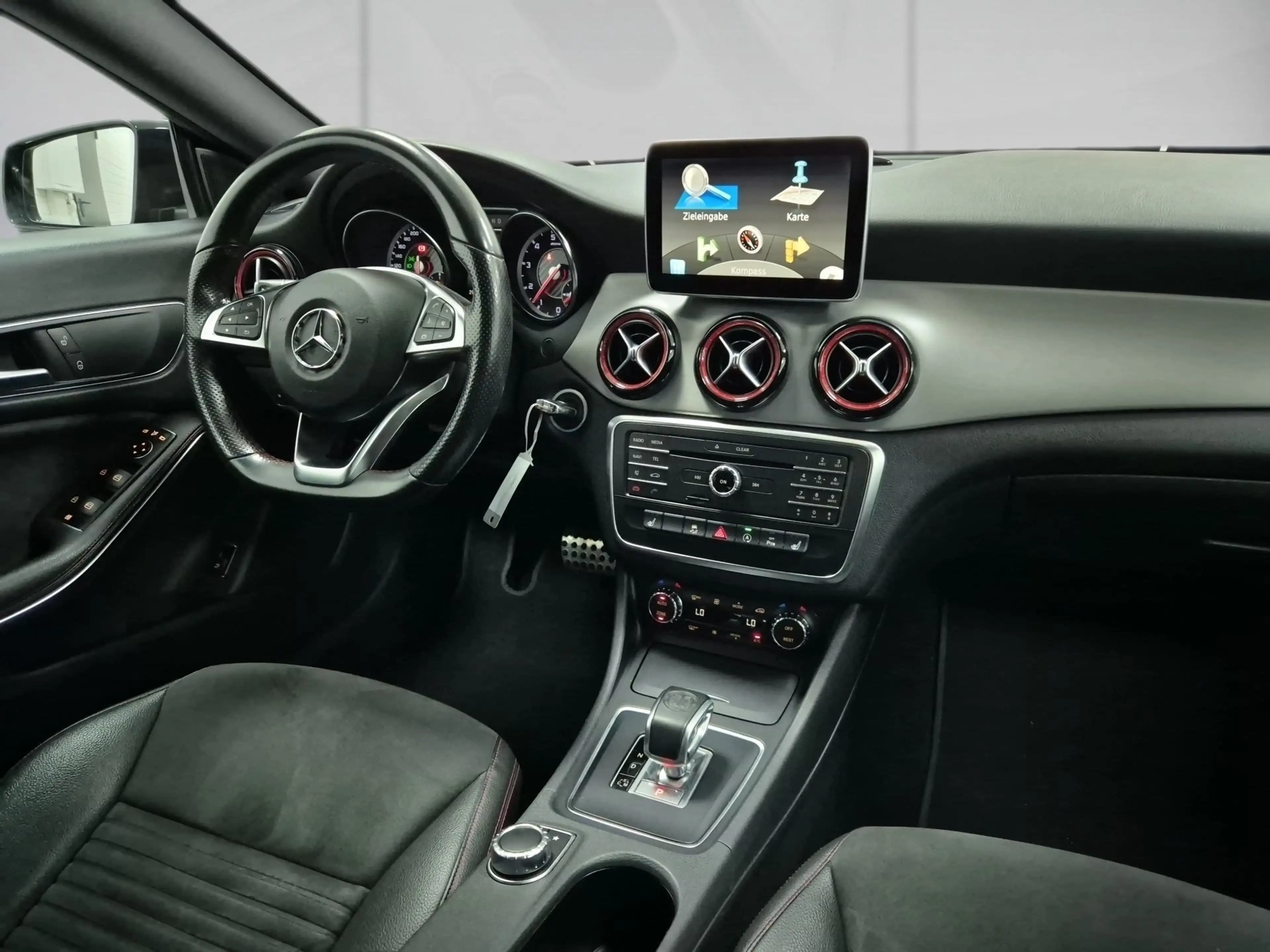 Mercedes-Benz CLA 45 AMG 4Matic — photo 14