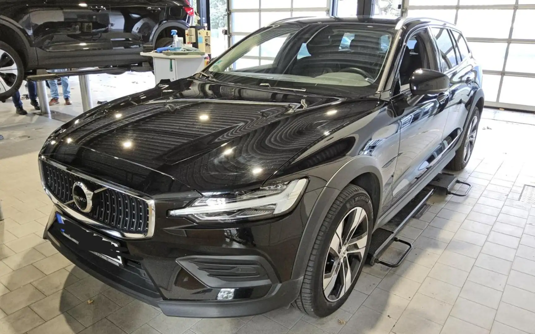 Volvo V60 Cross Country B4 AWD Plus+STNDHZ+AHK+RFK Zwart - 2