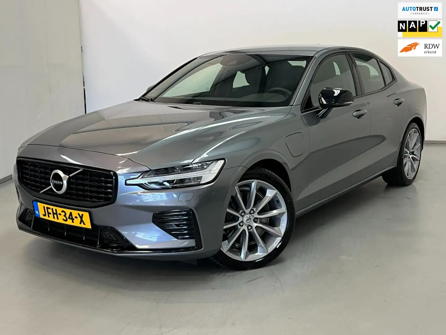 Volvo S60 2.0 Recharge T8 AWD R-Design / BTW / Harman / Trek Grau - 1