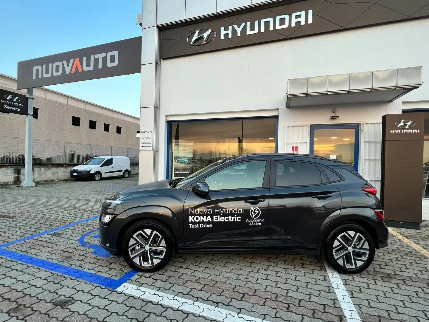 Hyundai KONA 64 kWh EV XClass + Premium Pack Grigio - 2