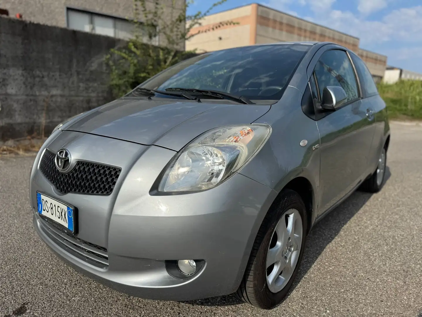 Toyota Yaris Yaris II 3p 1.4 d-4d Sol m-mt Zilver - 2