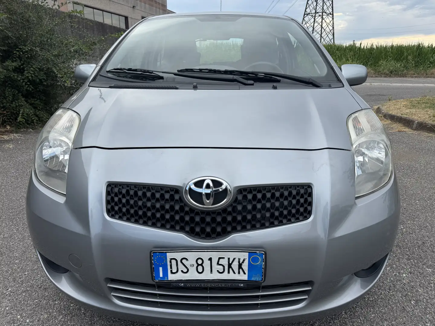 Toyota Yaris Yaris II 2005 3p 1.4 d-4d Sol m-mt Plateado - 1