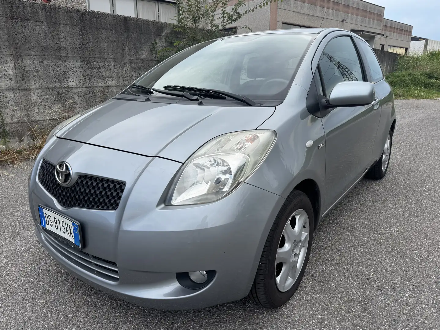 Toyota Yaris Yaris II 2005 3p 1.4 d-4d Sol m-mt Plateado - 2