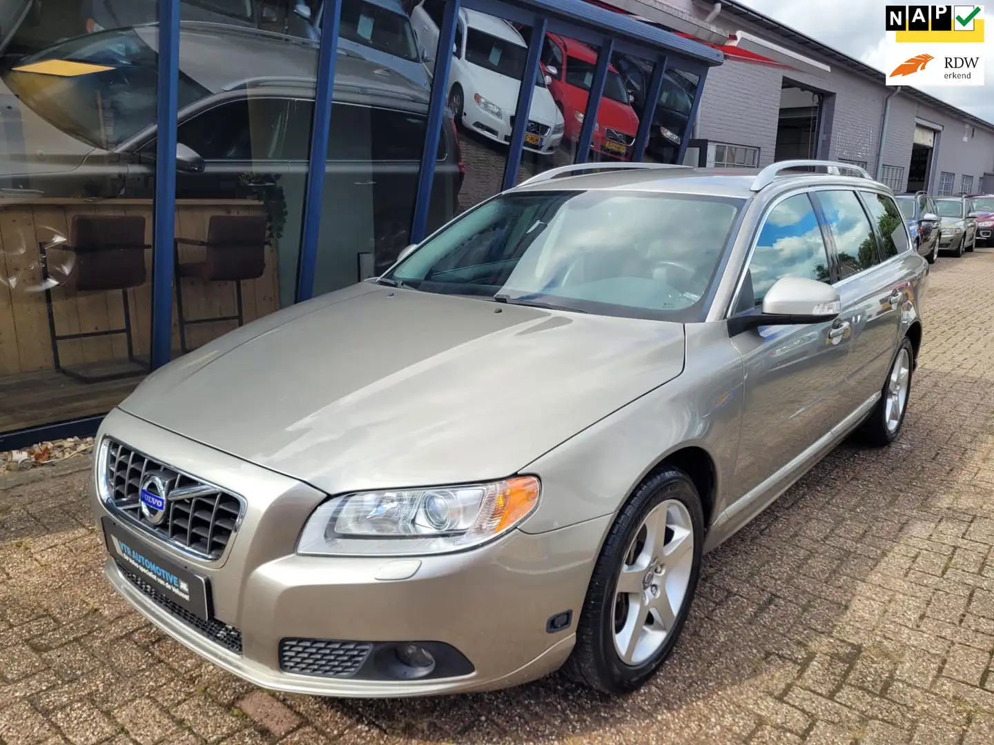 Volvo V70 2.5FT Summum 230PK LEER / XENON / TREKHAAK Brun - 1