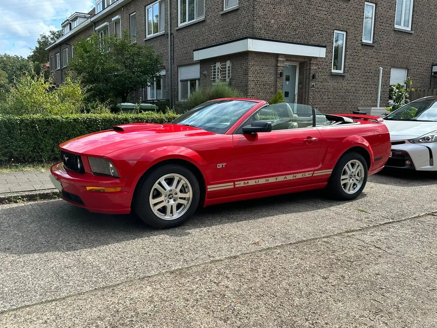Ford Mustang Cabrio V8 GT Roşu - 1