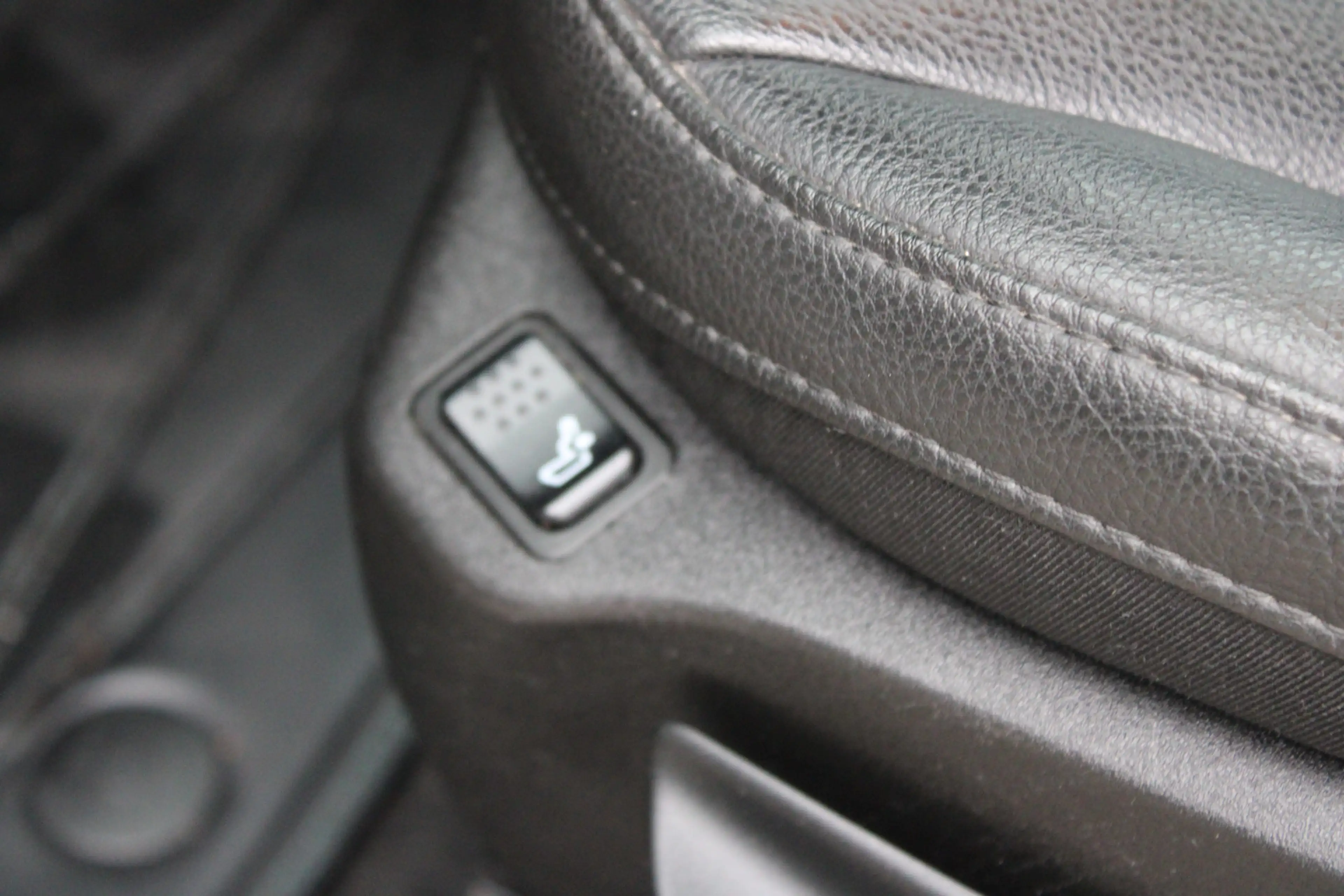 Jeep Compass 4xe 240 Plug-in Hybrid Electric Upland — photo 6