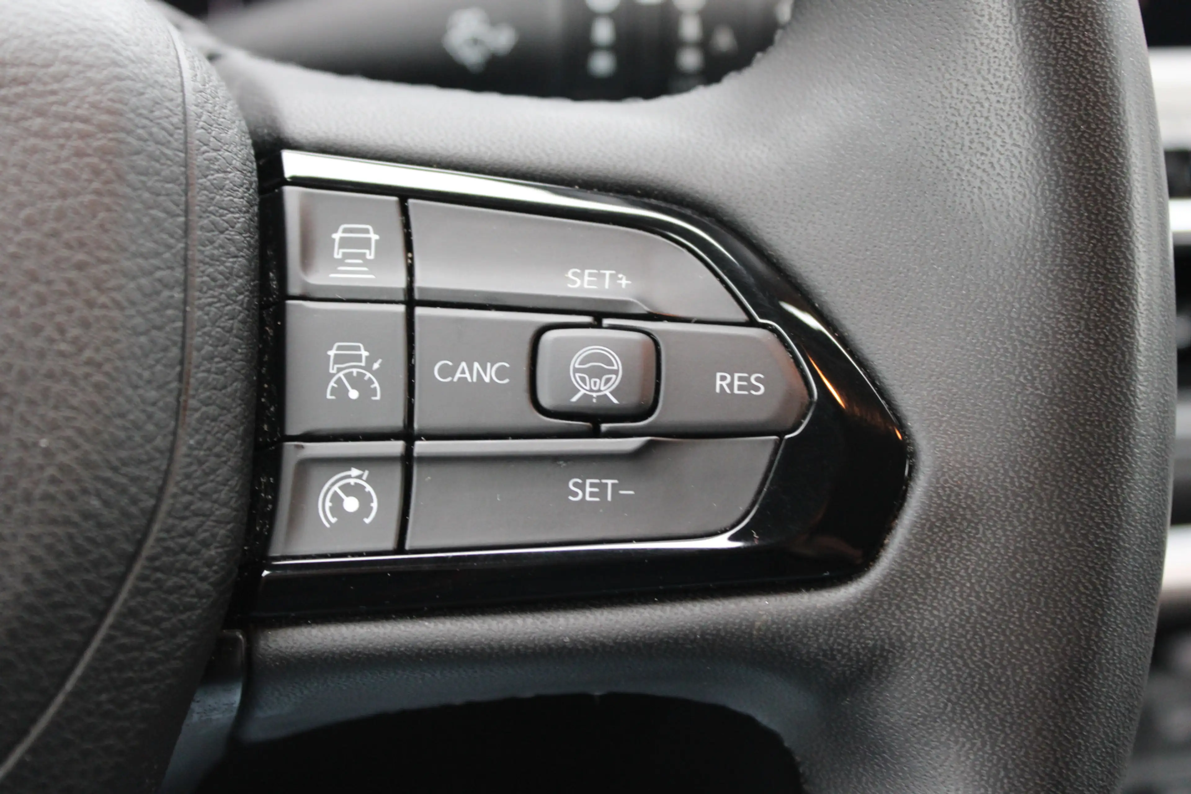 Jeep Compass 4xe 240 Plug-in Hybrid Electric Upland — photo 11