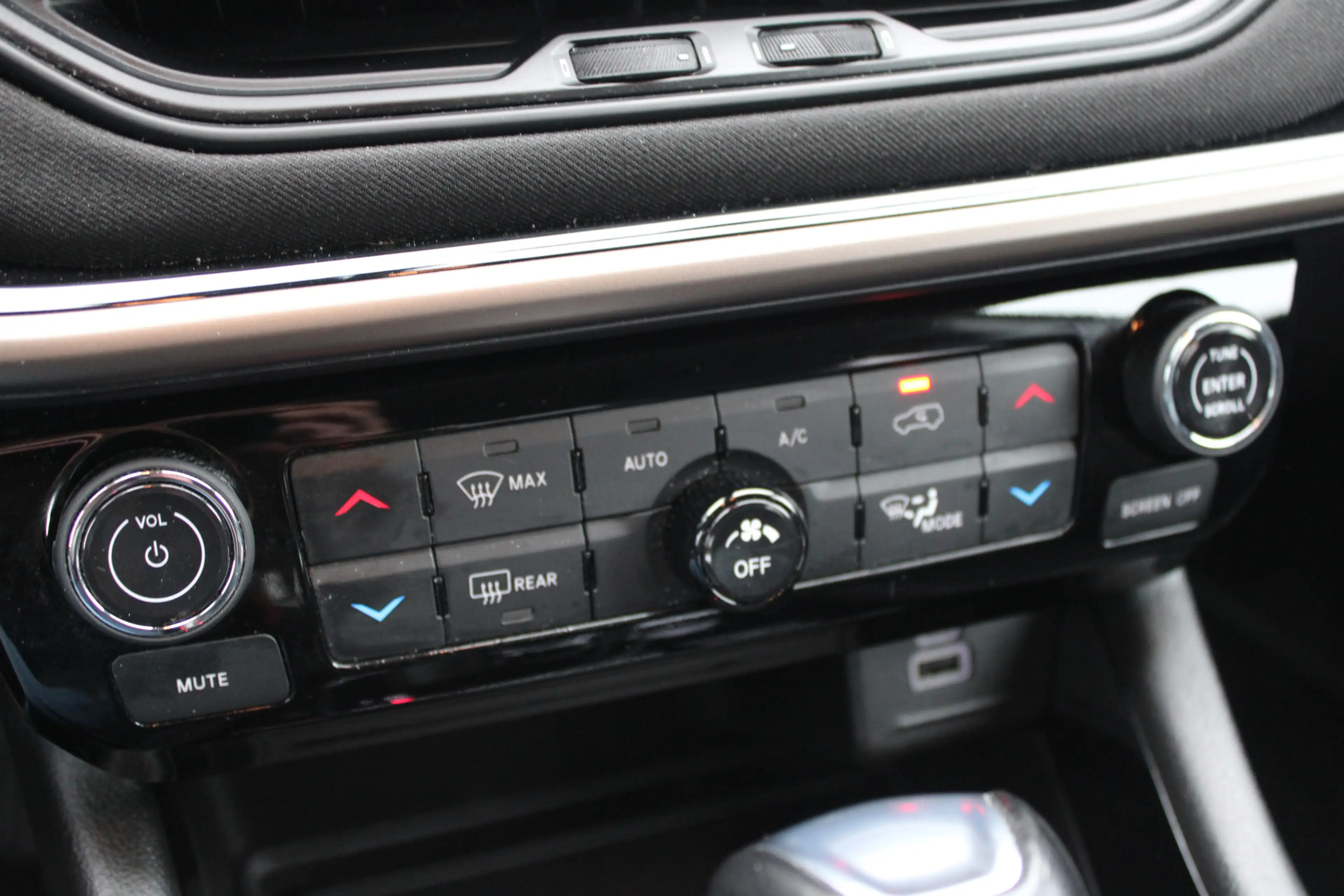 Jeep Compass 4xe 240 Plug-in Hybrid Electric Upland — photo 16