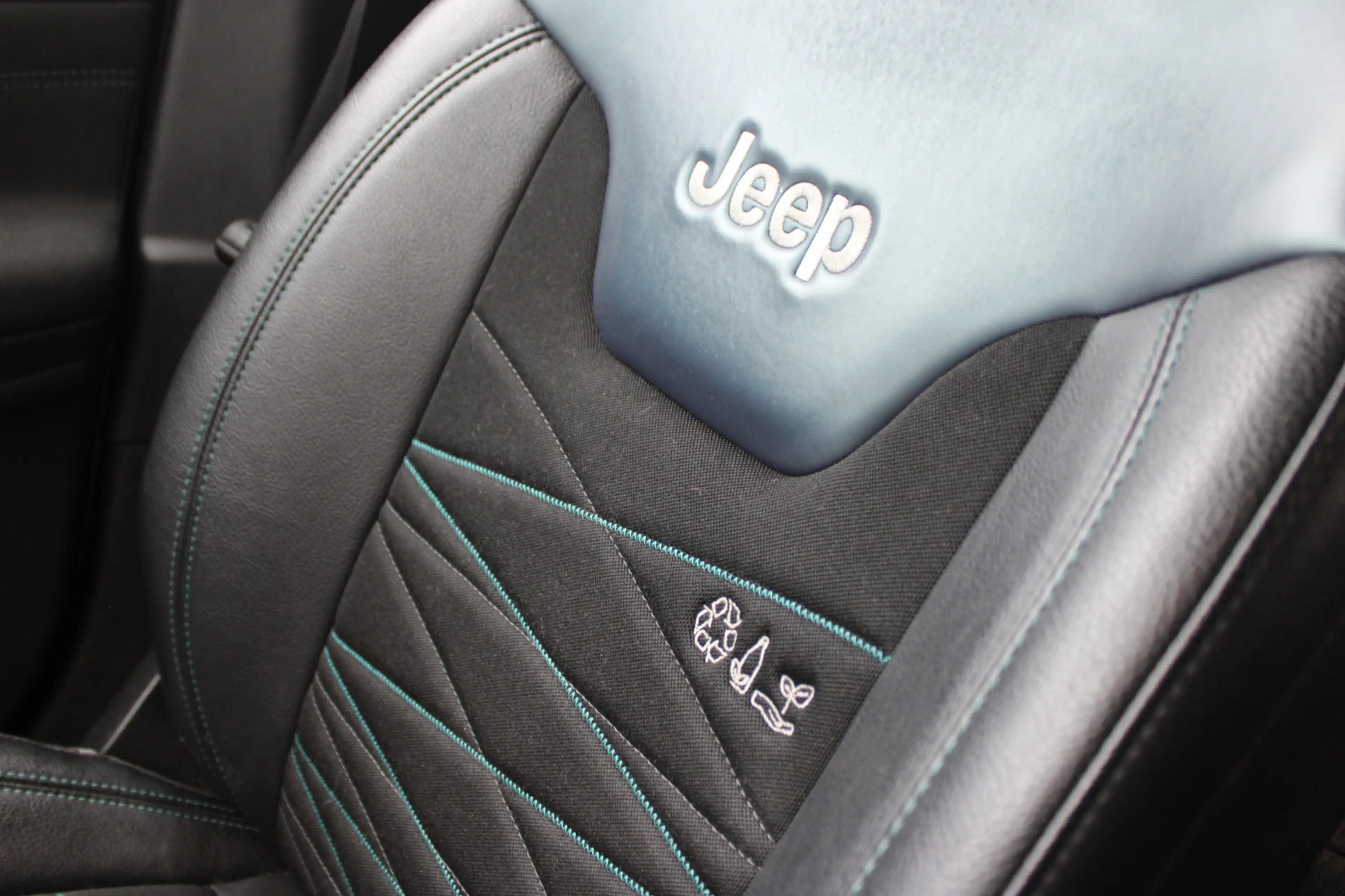 Jeep Compass 4xe 240 Plug-in Hybrid Electric Upland — photo 20
