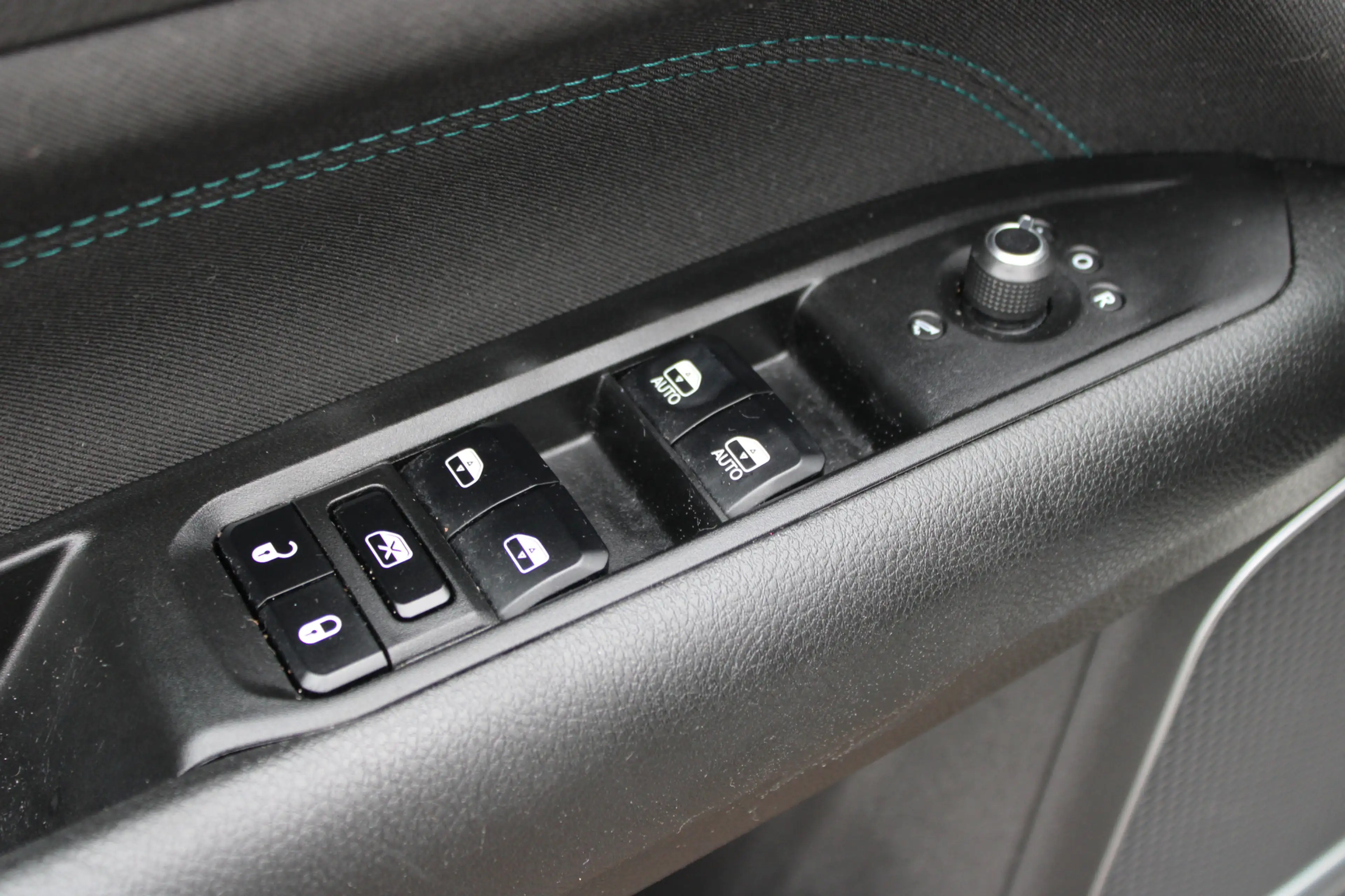 Jeep Compass 4xe 240 Plug-in Hybrid Electric Upland — photo 7