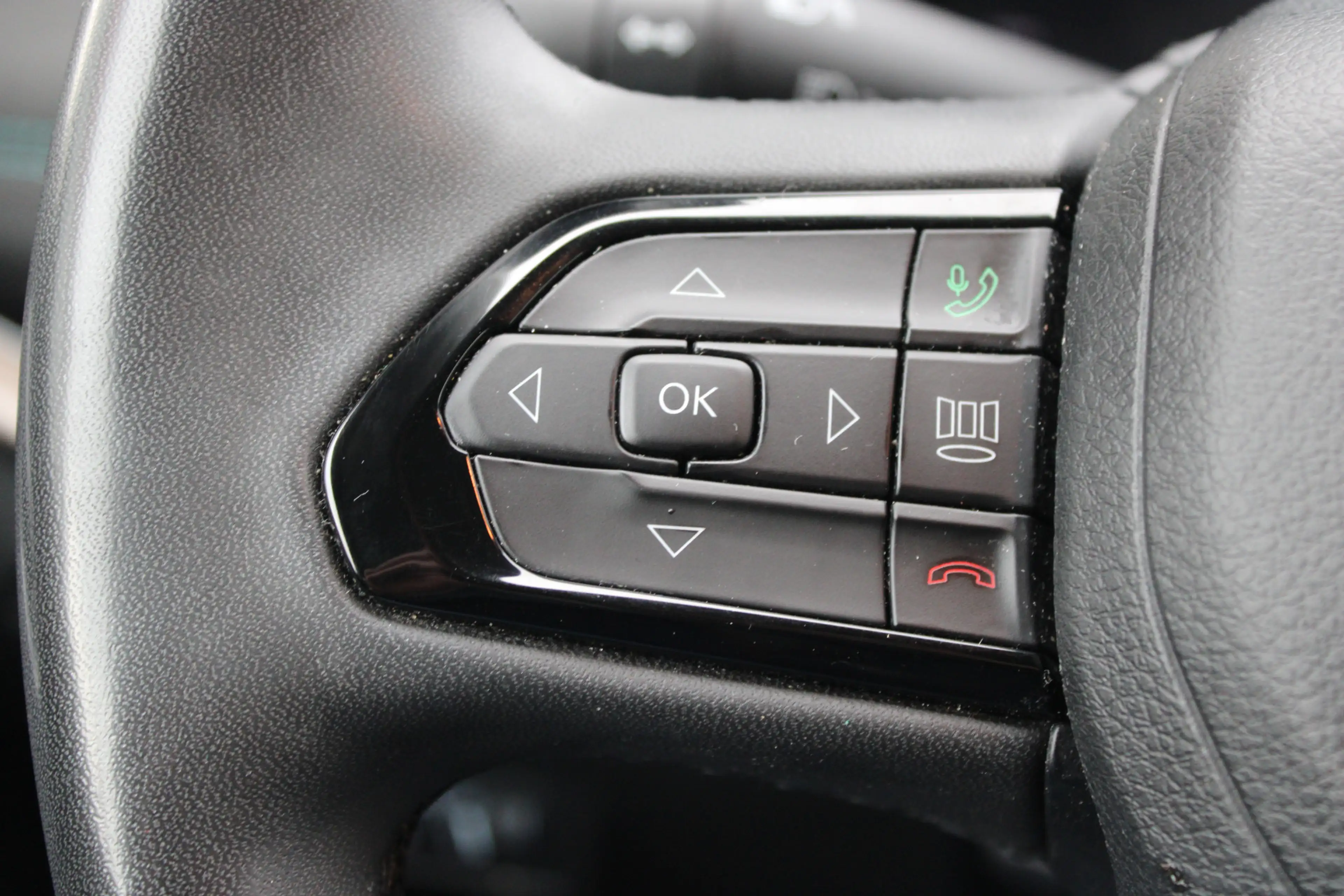 Jeep Compass 4xe 240 Plug-in Hybrid Electric Upland — photo 10