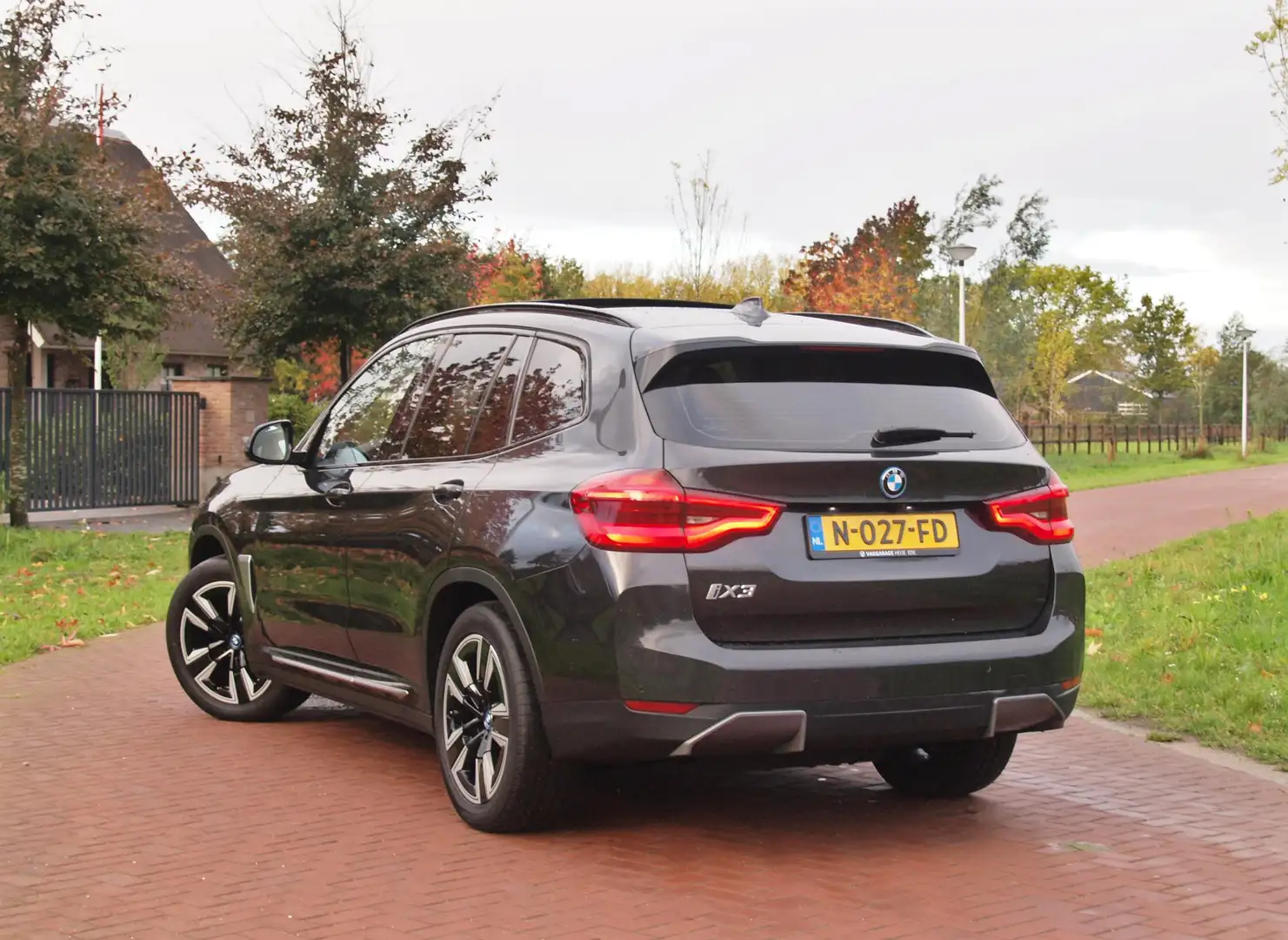 BMW iX3 Executive 80 kWh | Panoramadak | Camera | Trekhaak Gris - 2