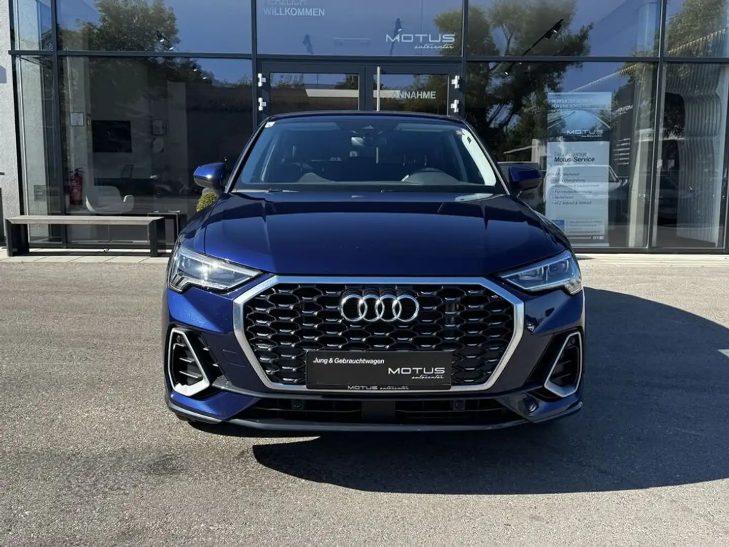 Audi Q3 45 TFSI e S line Blau - 2