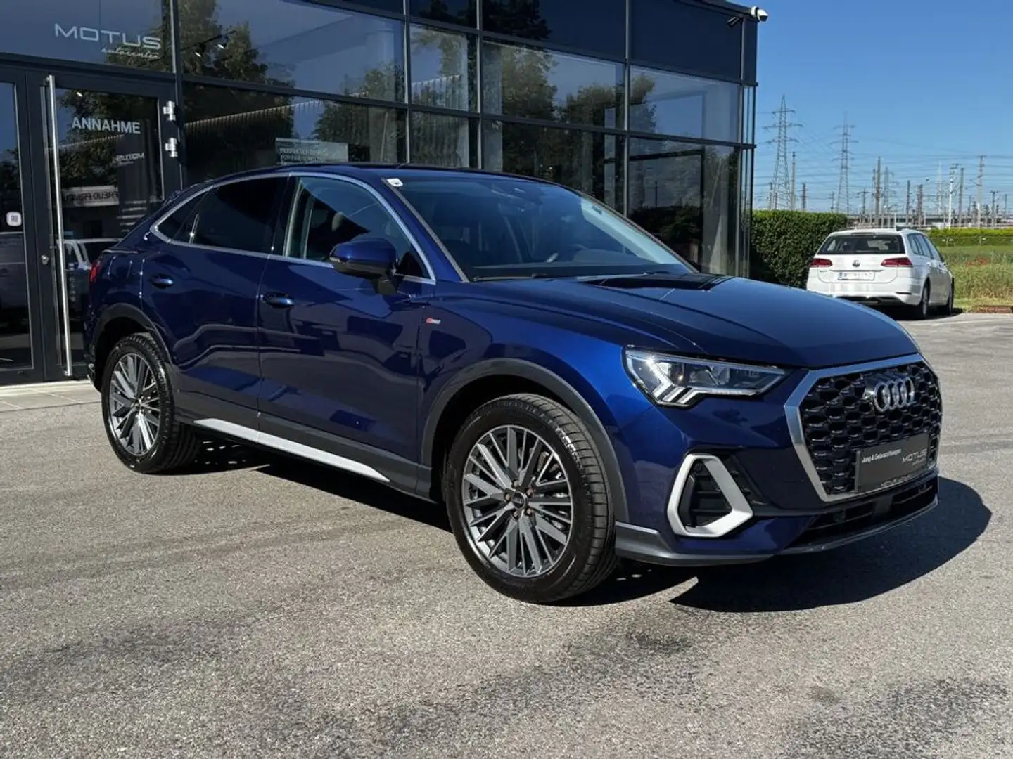 Audi Q3 45 TFSI e S line Blau - 1
