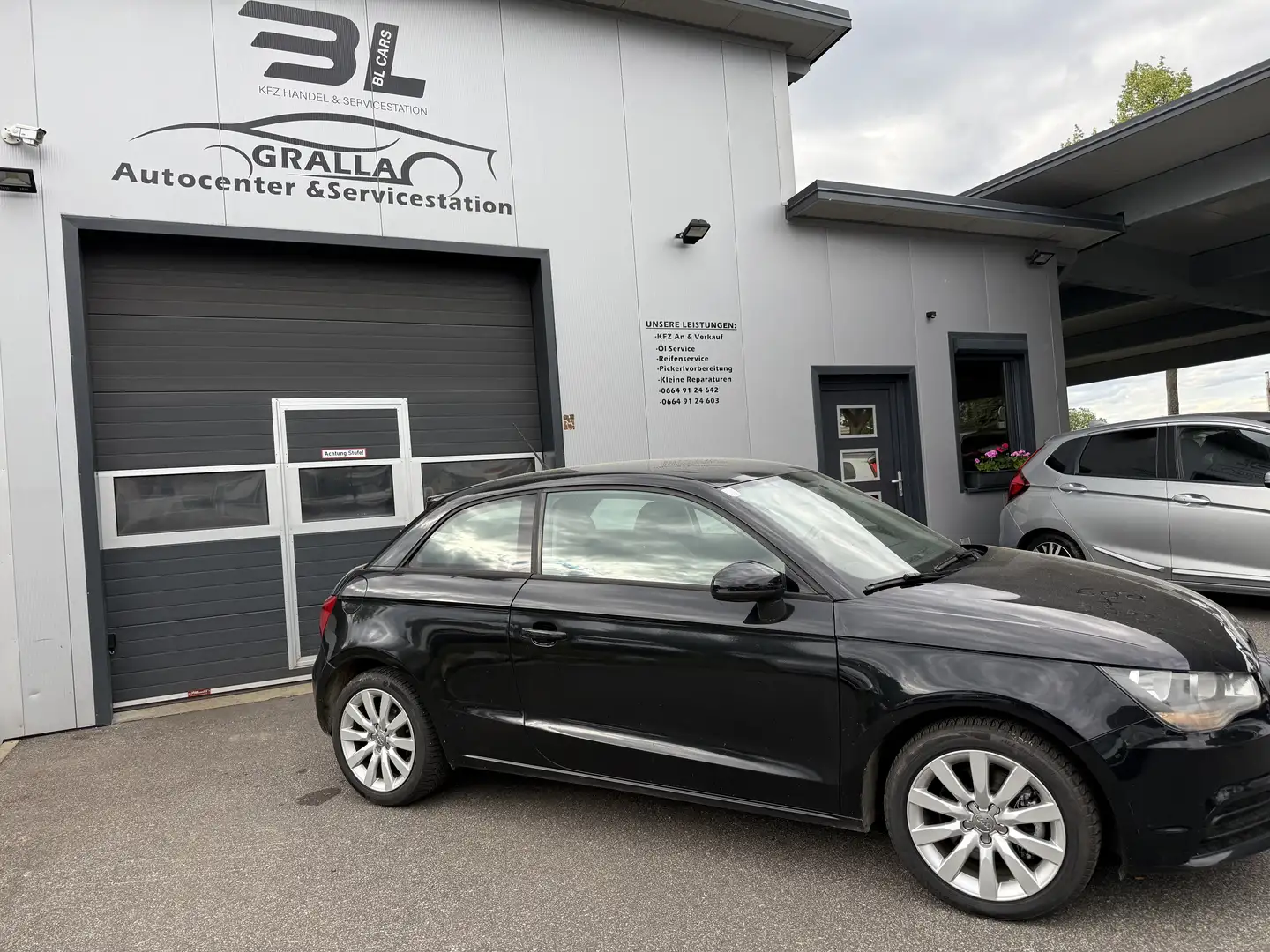 Audi A1 A1 1,6 TDI Attraction Attraction Schwarz - 1