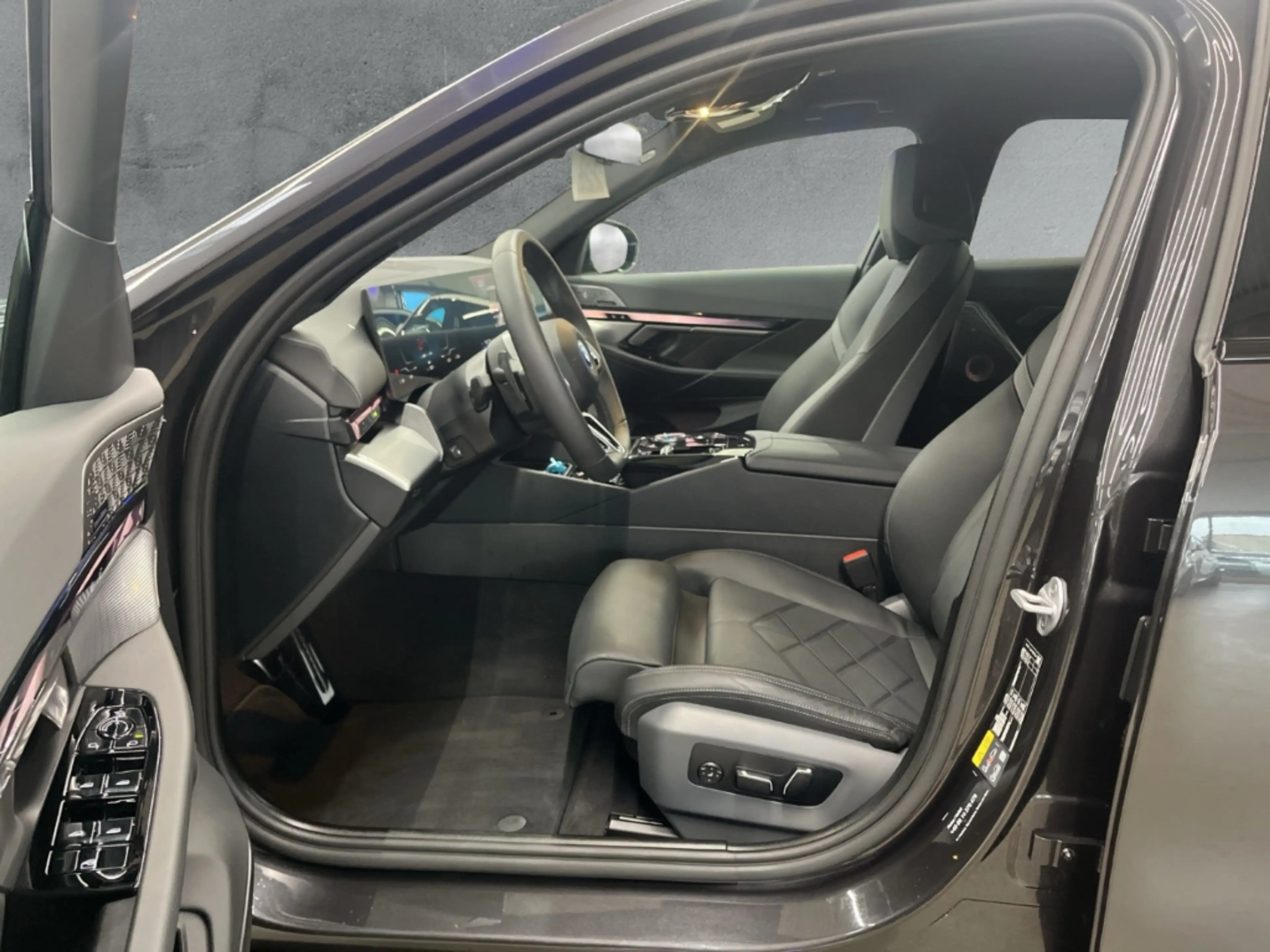BMW i5 40 xDrive M Sport Park-Assistent AHK-klappbar Navi — photo 8