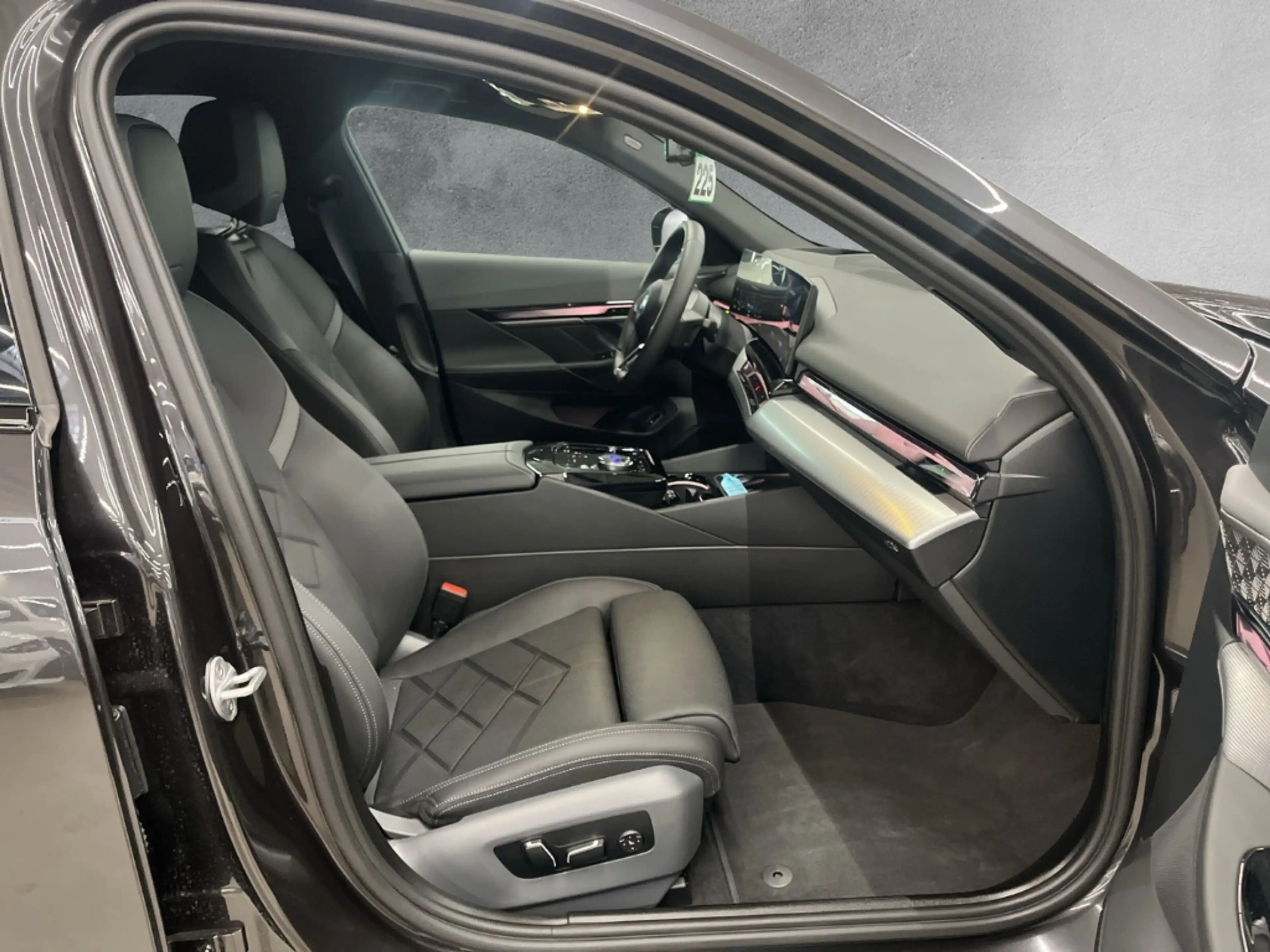 BMW i5 40 xDrive M Sport Park-Assistent AHK-klappbar Navi — photo 11