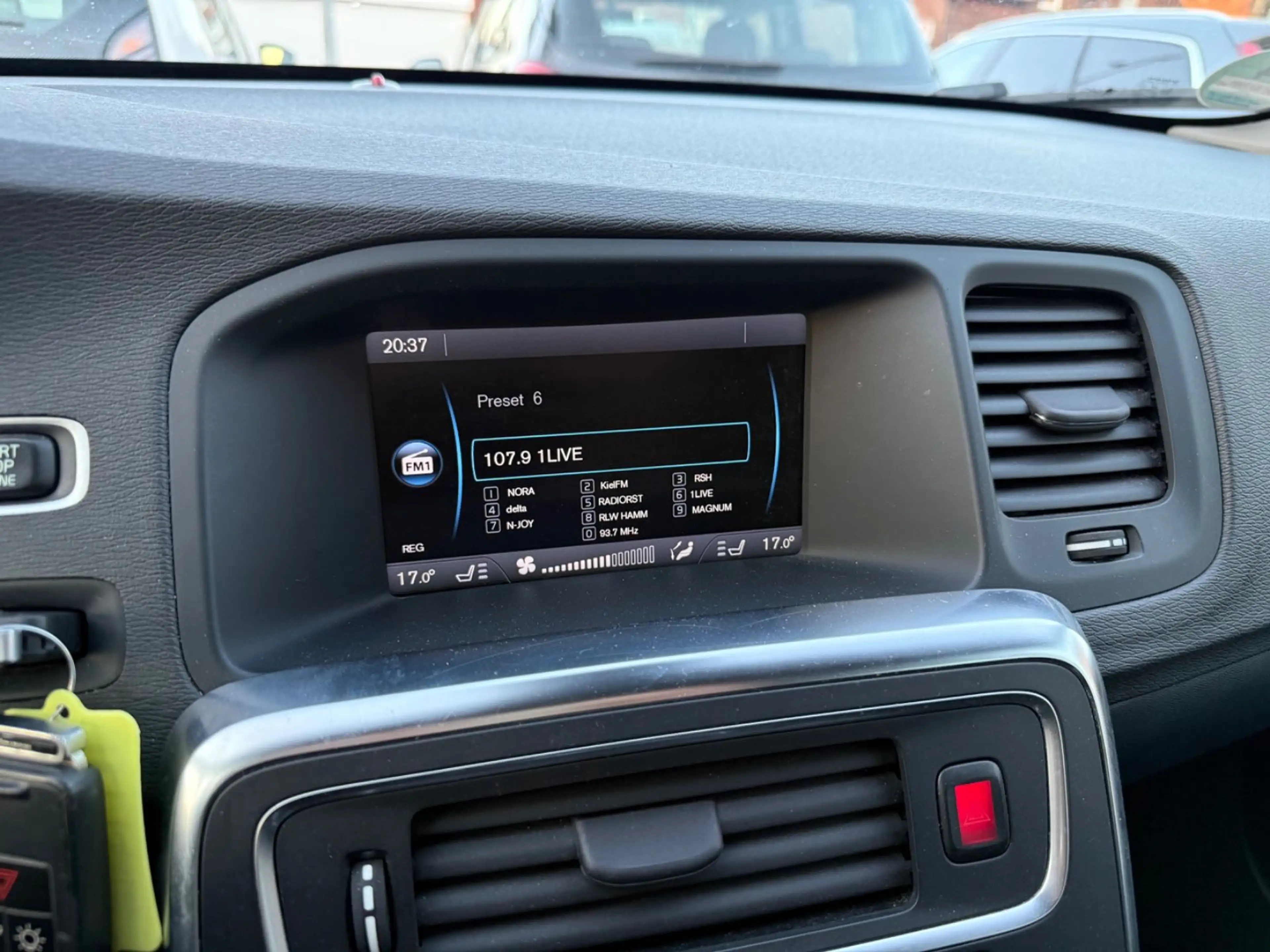 Volvo V60 Kombi Kinetic T3 1.6i Navi AHK SHZ 2.Hand — photo 14