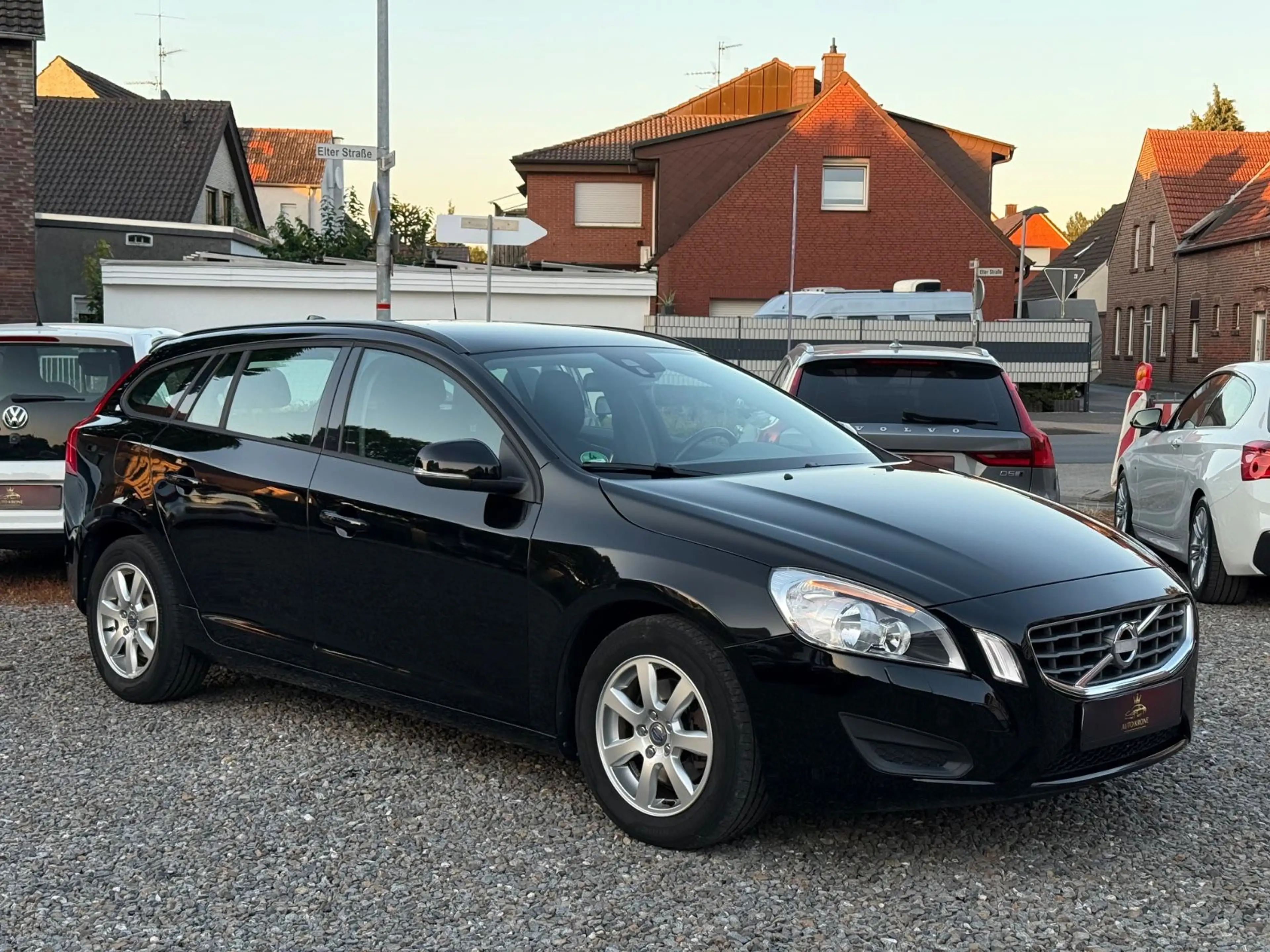 Volvo V60 Kombi Kinetic T3 1.6i Navi AHK SHZ 2.Hand — photo 3