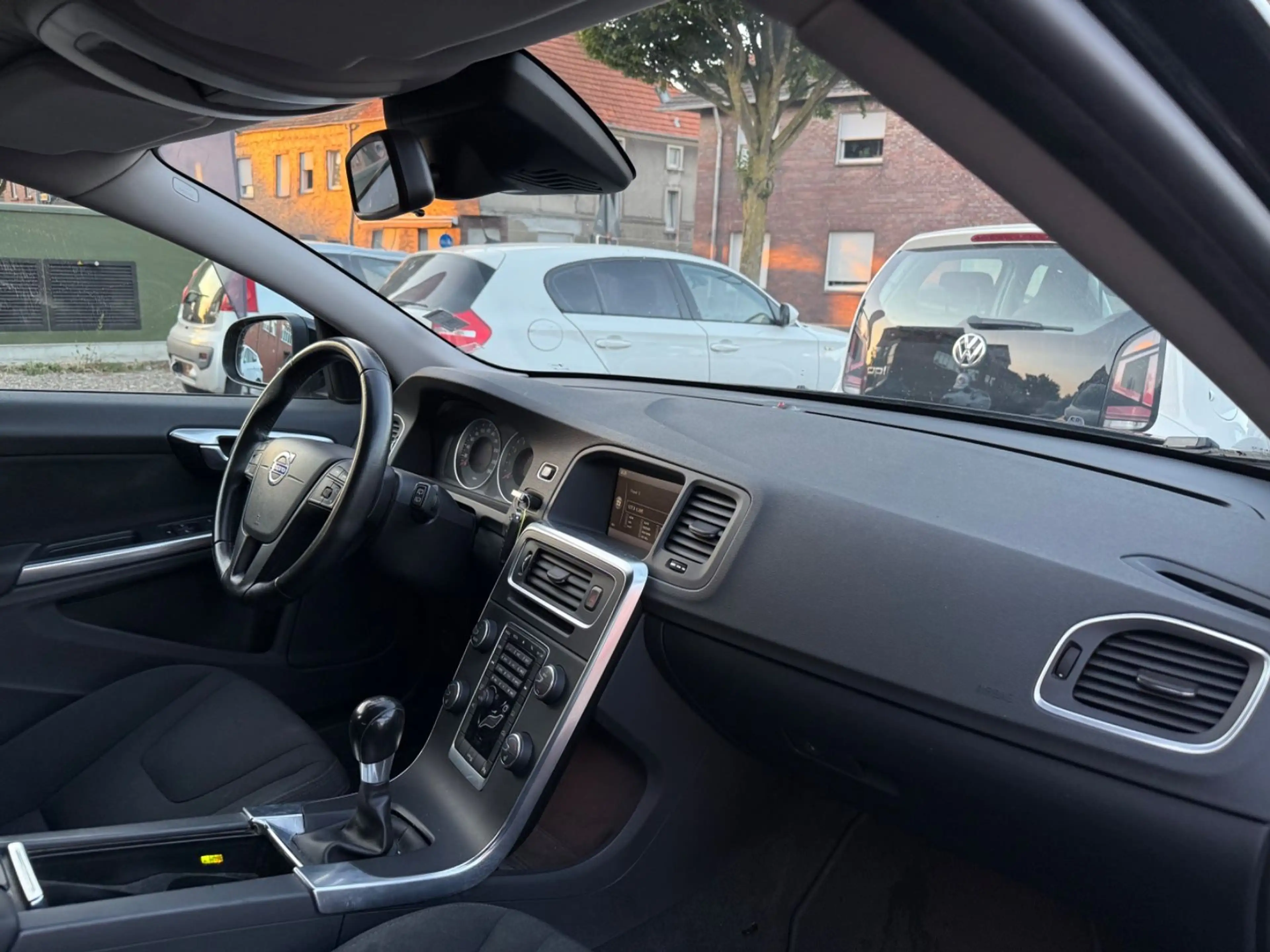 Volvo V60 Kombi Kinetic T3 1.6i Navi AHK SHZ 2.Hand — photo 8