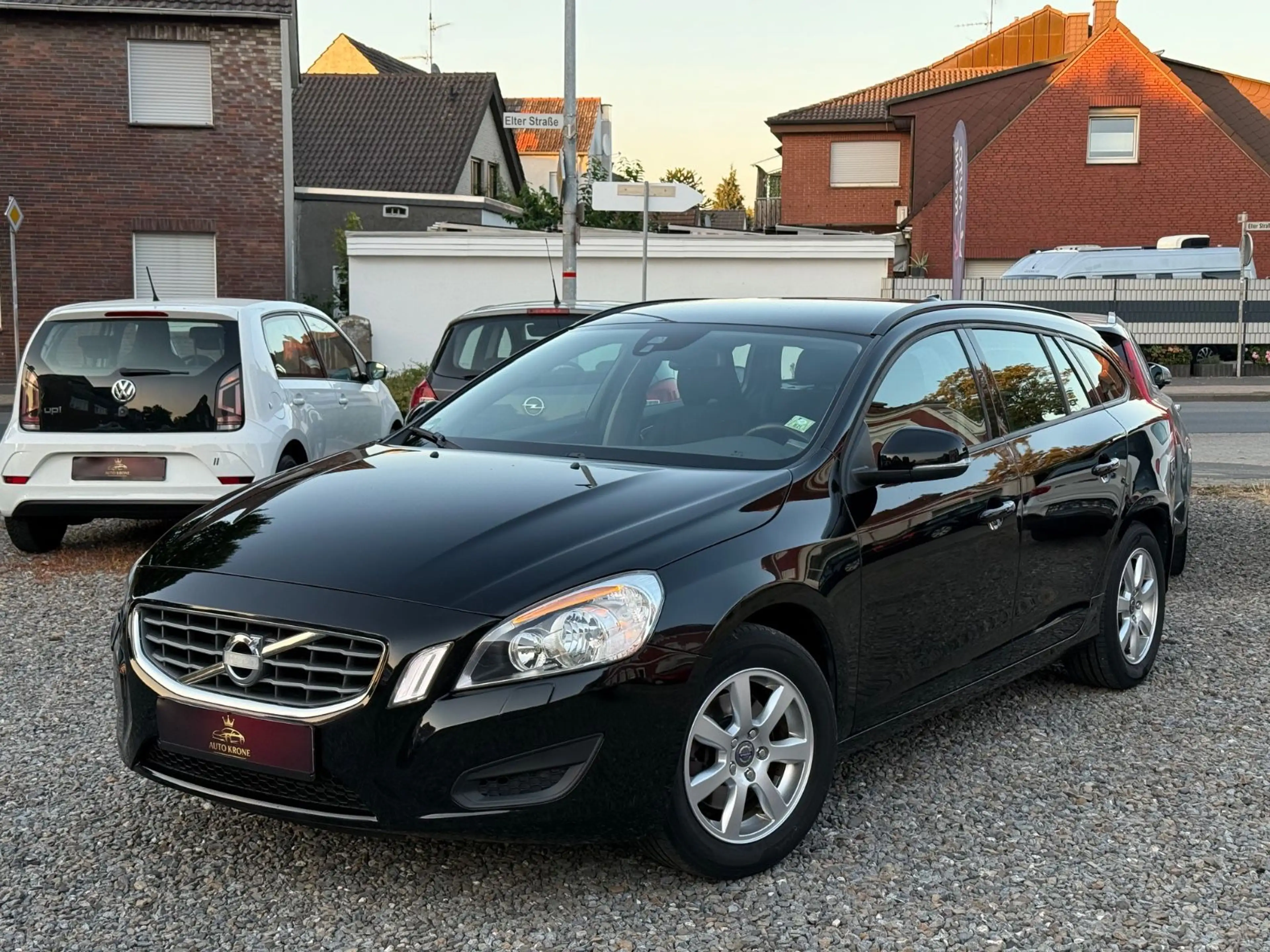 Volvo V60 Kombi Kinetic T3 1.6i Navi AHK SHZ 2.Hand