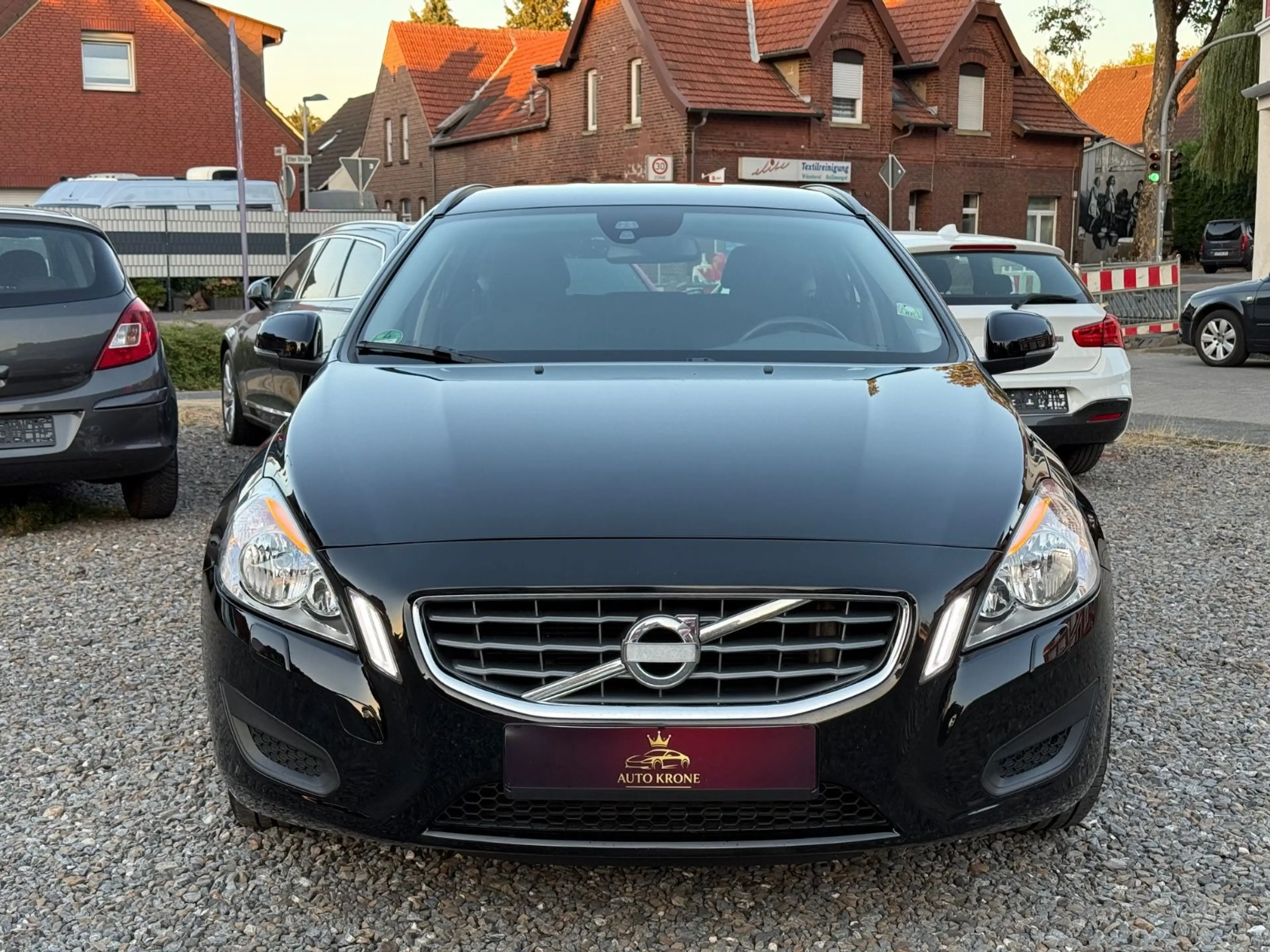 Volvo V60 Kombi Kinetic T3 1.6i Navi AHK SHZ 2.Hand — photo 2