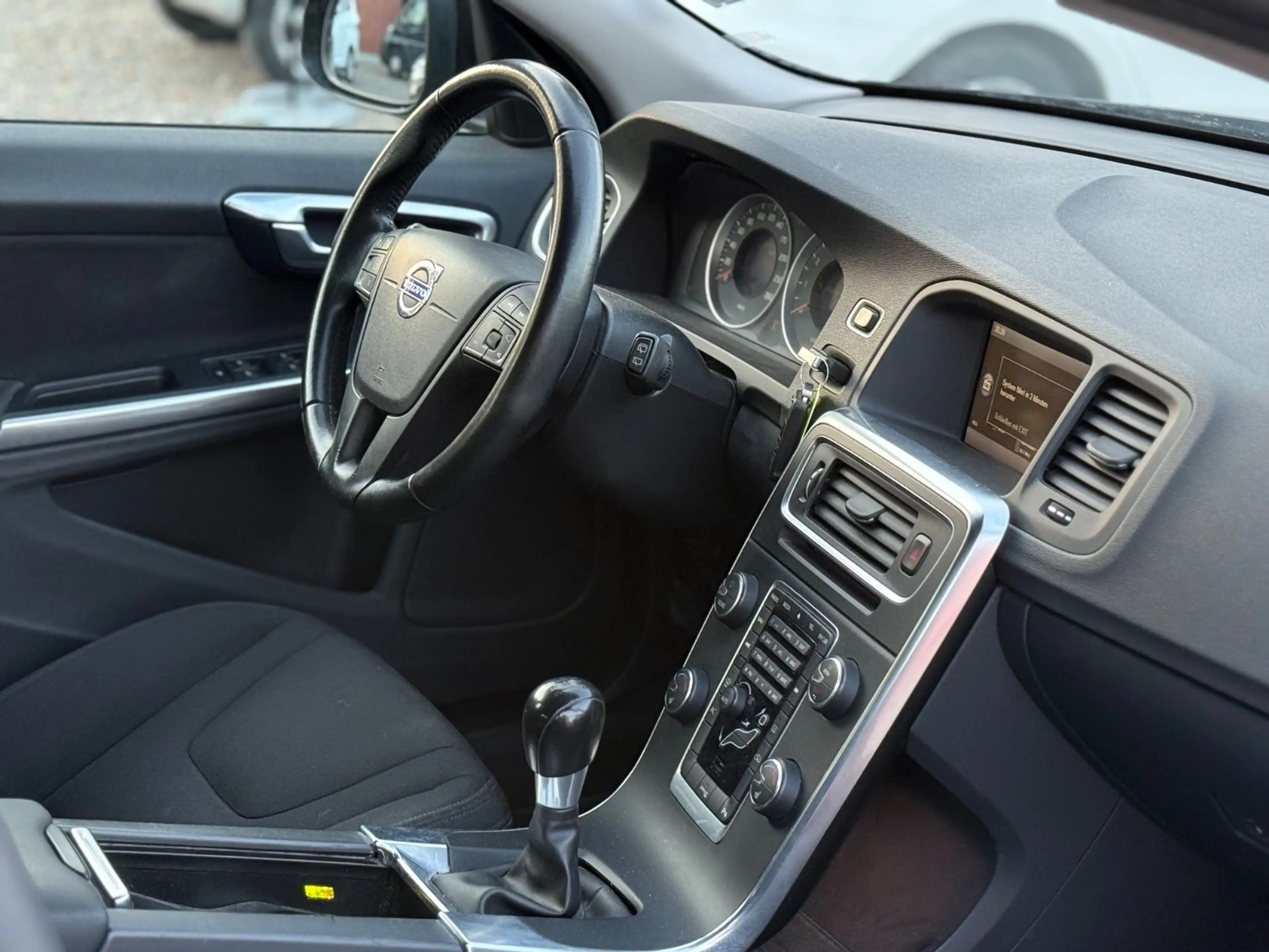 Volvo V60 Kombi Kinetic T3 1.6i Navi AHK SHZ 2.Hand — photo 9
