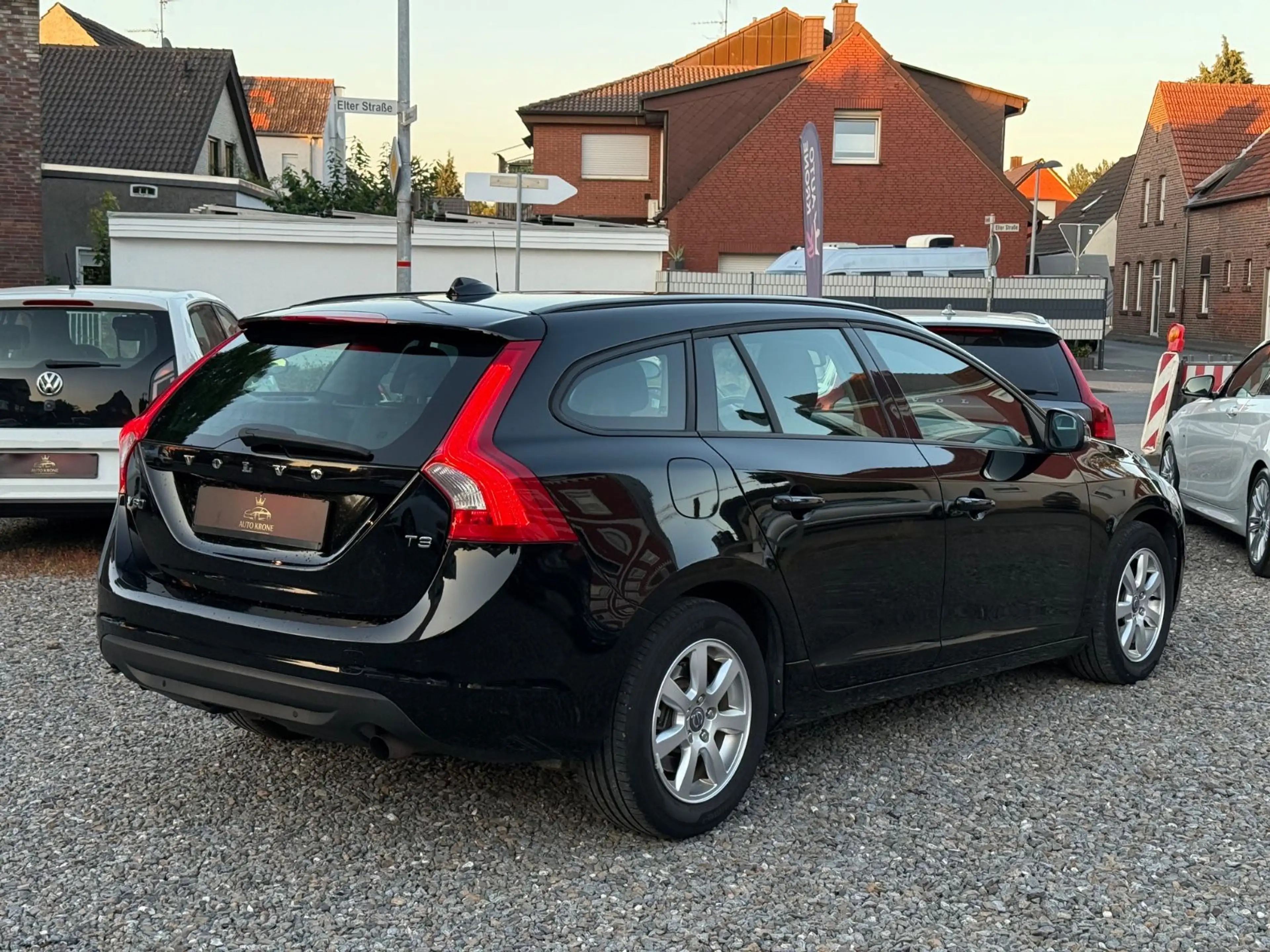 Volvo V60 Kombi Kinetic T3 1.6i Navi AHK SHZ 2.Hand — photo 4