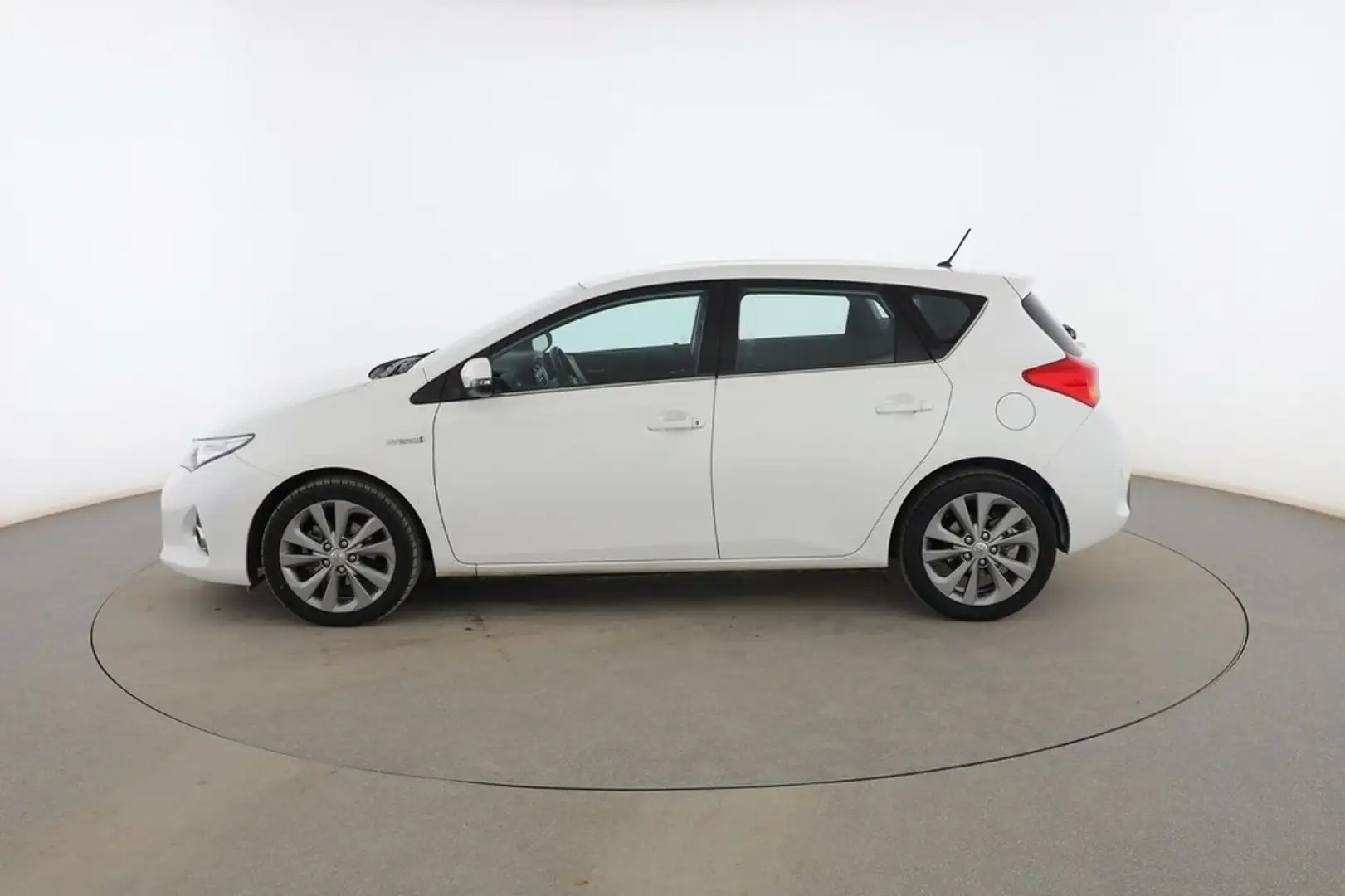 Toyota Auris 1.8 Hybrid Active Beyaz - 2