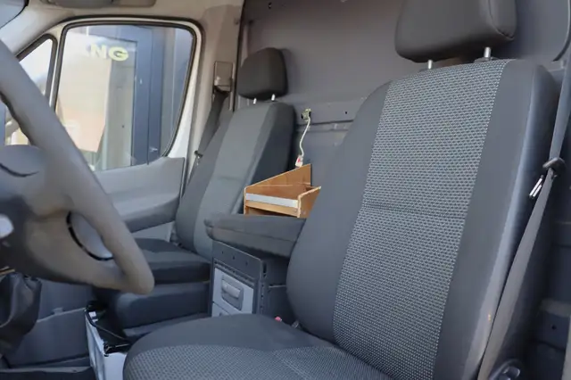 Mercedes-Benz Sprinter view 4